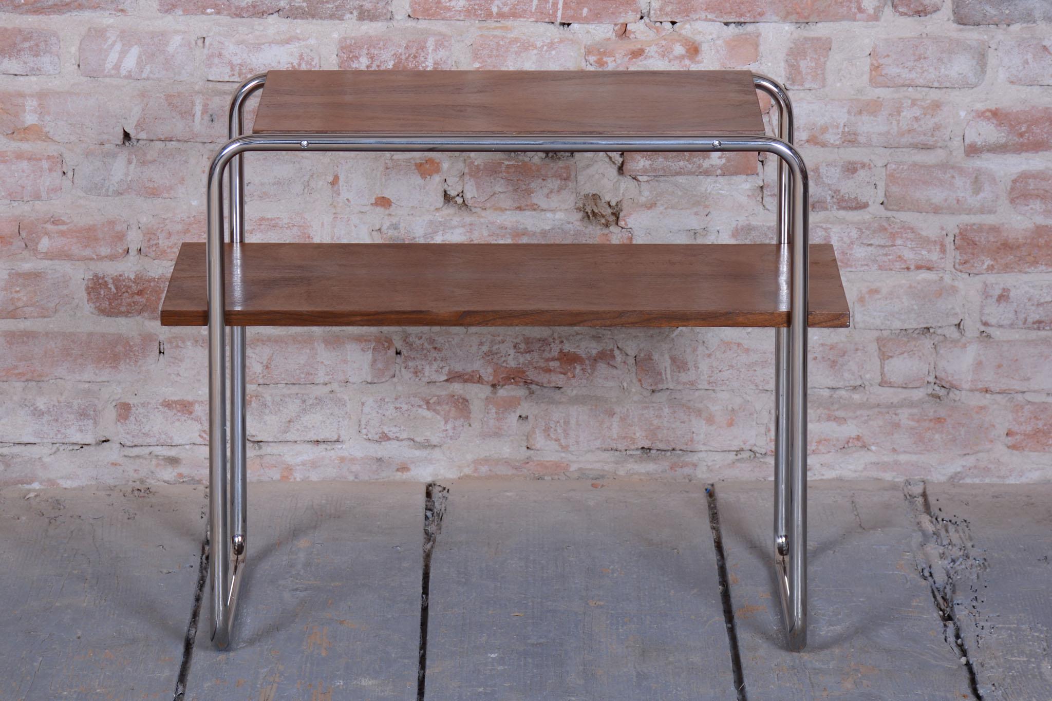 Metallo Tavolino Bauhaus restaurato, noce, acciaio cromato, polacco, ceco, anni '30 in vendita