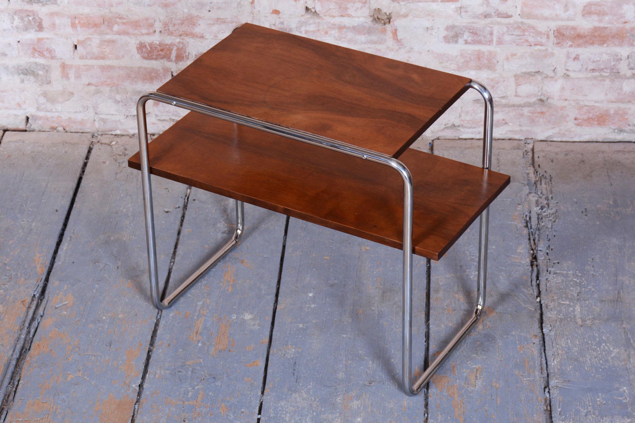 Tavolino Bauhaus restaurato, noce, acciaio cromato, polacco, ceco, anni '30 in vendita 2