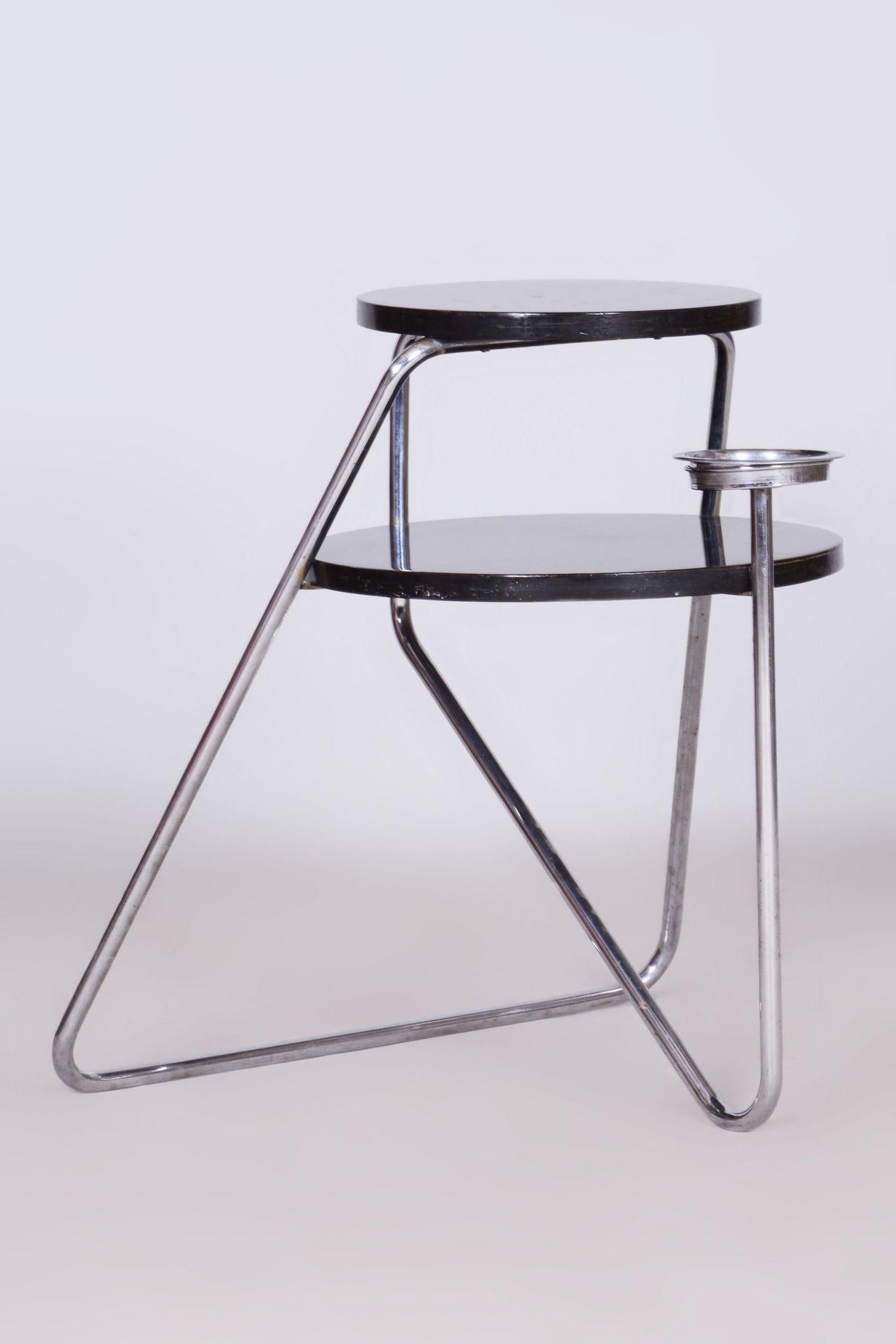 Tavolino Bauhaus restaurato. Il polacco rivisitato.

Materiale: Acciaio cromato, listello annerito
Fonte: Cechia 
Periodo: 1930-1939

Per l'epoca, questo tavolo ha un design modernista d'avanguardia molto insolito.

Le parti cromate sono state