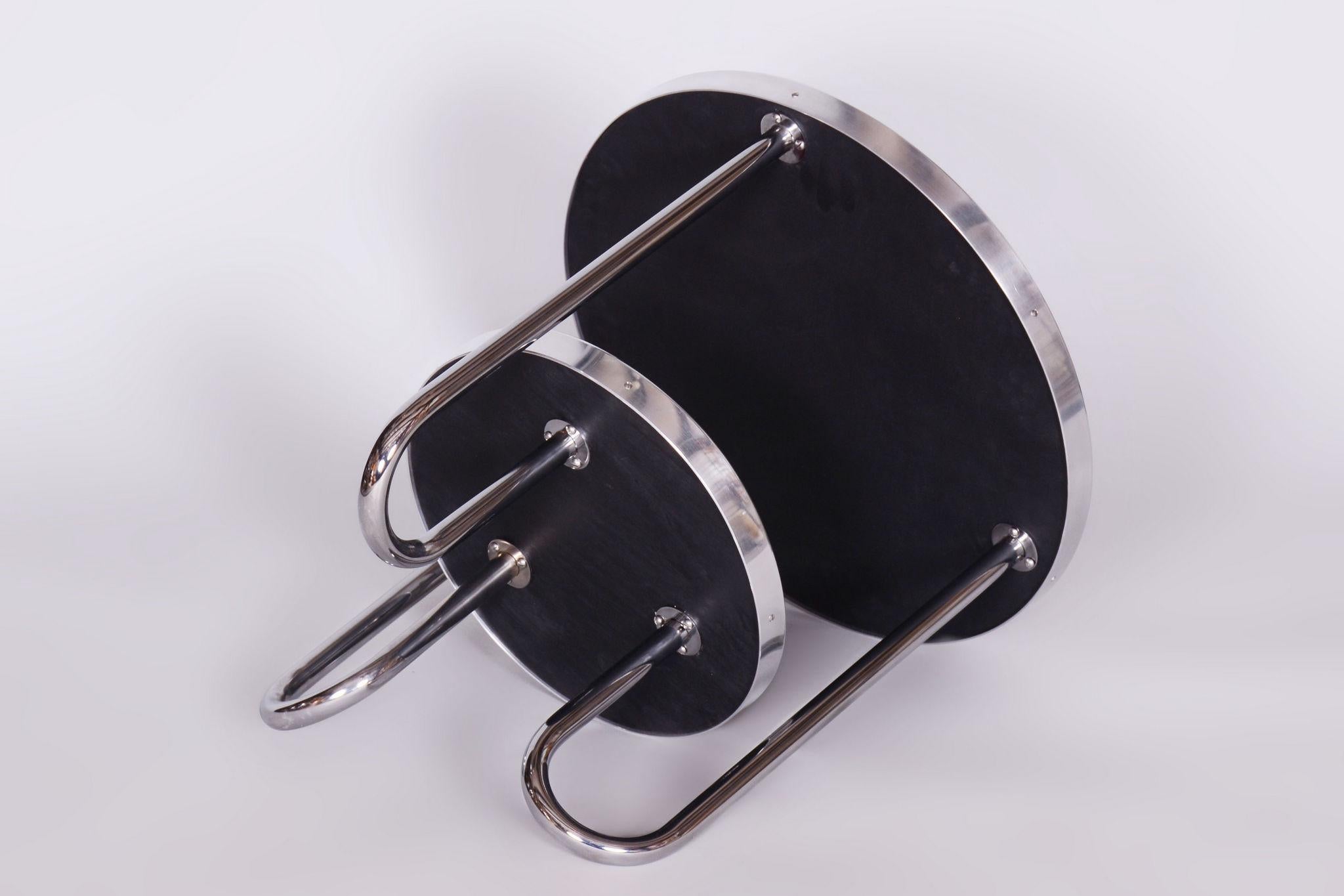 Restaurierter kleiner weißer Bauhaus-Tisch von Kovona

Zeitraum: 1930-1939
Quelle: Tschechische Republik (Tschechoslowakei)
MATERIAL: Verchromter Stahl, Fichtenholz, Glas

Hergestellt von Kovona, einem renommierten tschechischen Hersteller und