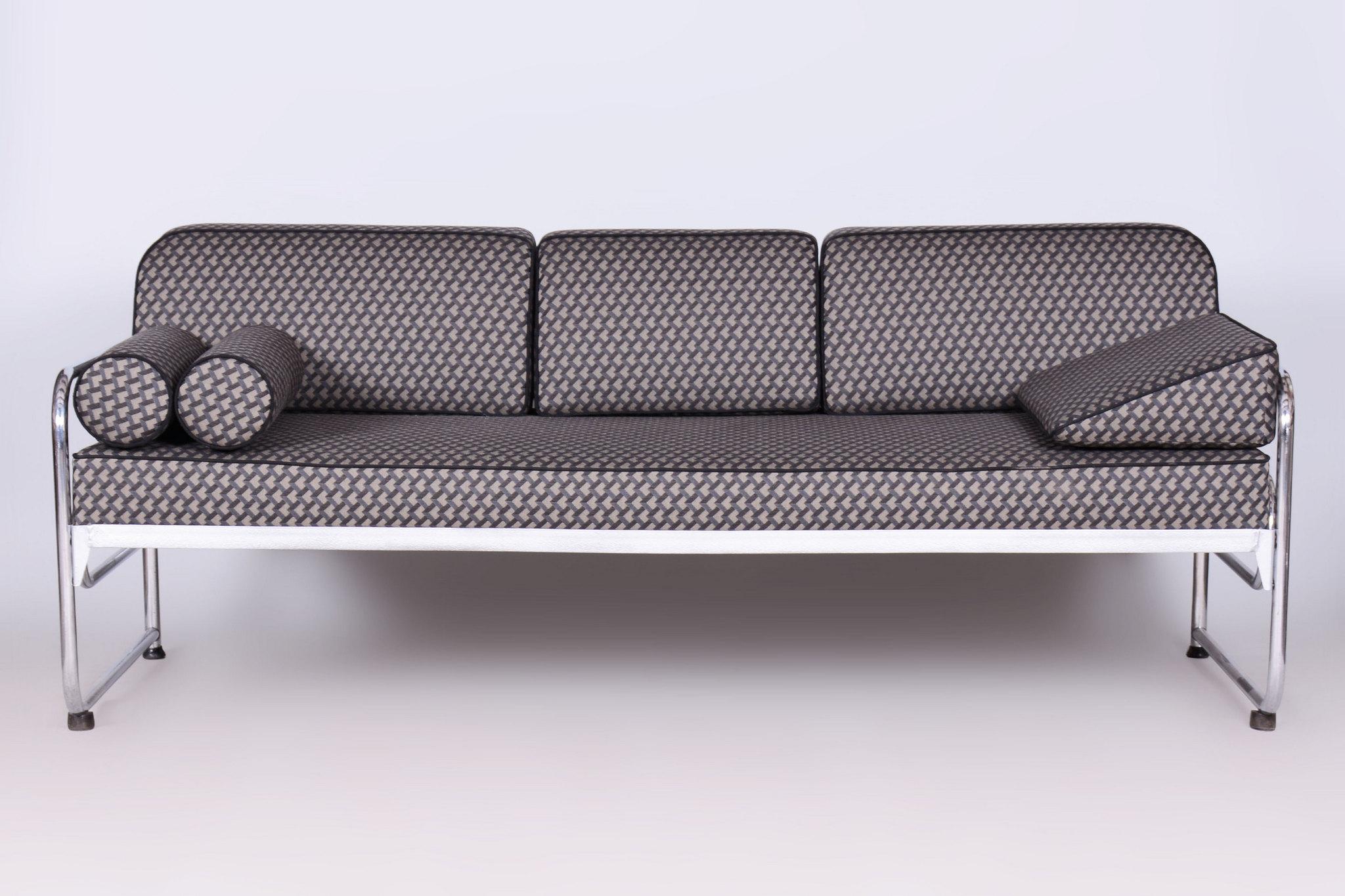 Hergestellt von Mücke Melder, einem einflussreichen modernistischen Möbelhersteller, der sich auf Stahlrohrdesigns spezialisiert hat. 

Unser professionelles Renovierungsteam in Tschechien hat es vollständig nach dem ursprünglichen Verfahren