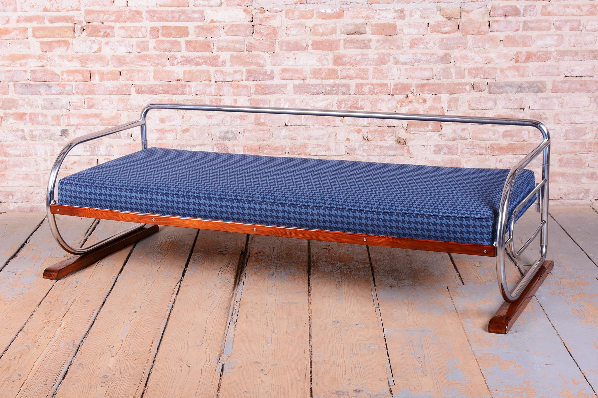 Restored Bauhaus Sofa, by Robert Slezak, Chrome, Beech, Polished, Czech, 1930s For Sale 13