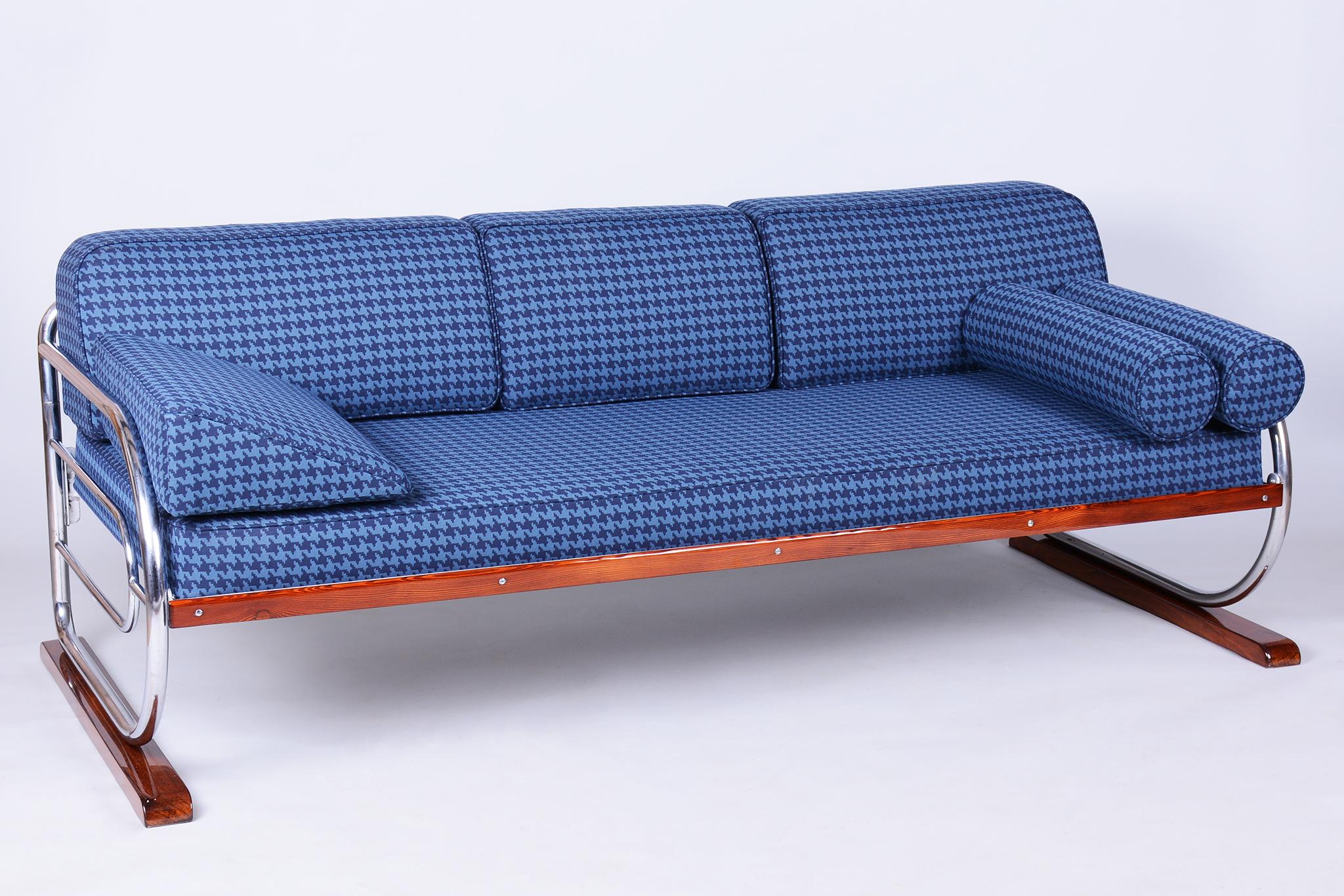 This elegant Bauhaus sofa from the 1930s is an exceptional example of Czechoslovak functionalist design. It was produced by the renowned Slezákovy závody and has been meticulously restored to its original glory.

The frame is crafted from tubular