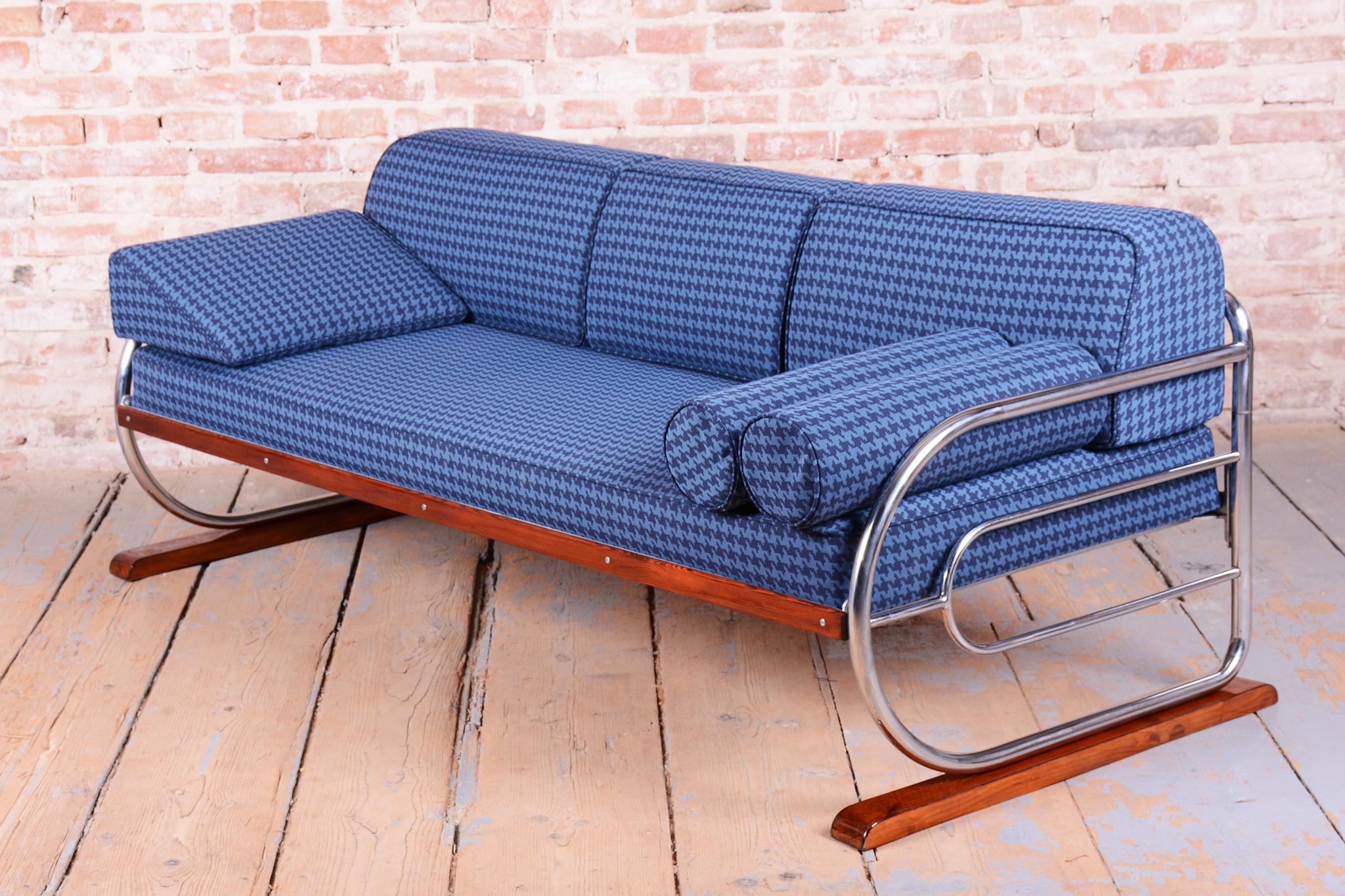 Restored Bauhaus Sofa, by Robert Slezak, Chrome, Beech, Polished, Czech, 1930s In Good Condition For Sale In Brandys nad Labem, Středočeský kraj