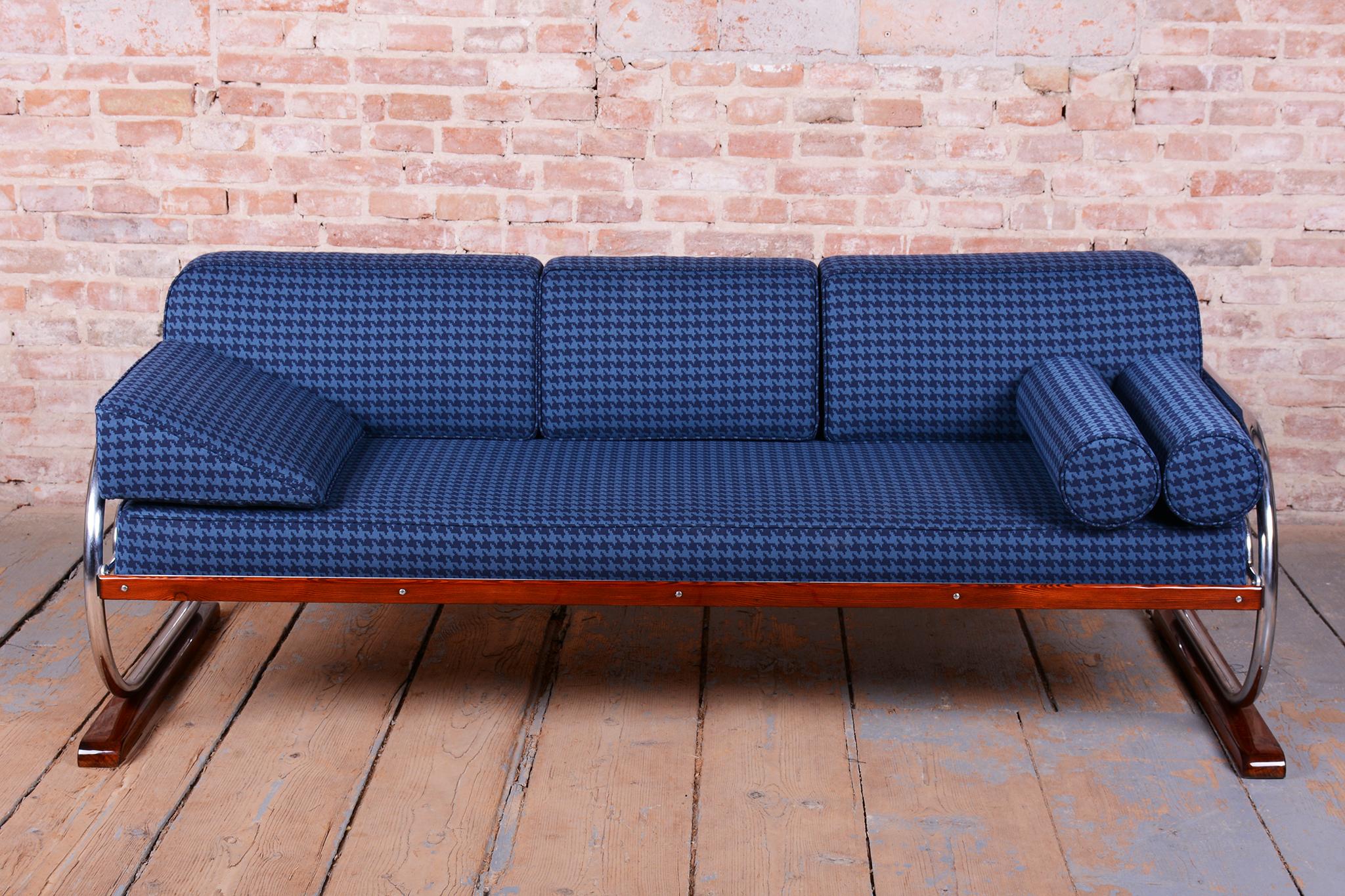 Steel Restored Bauhaus Sofa, by Robert Slezak, Chrome, Beech, Polished, Czech, 1930s For Sale