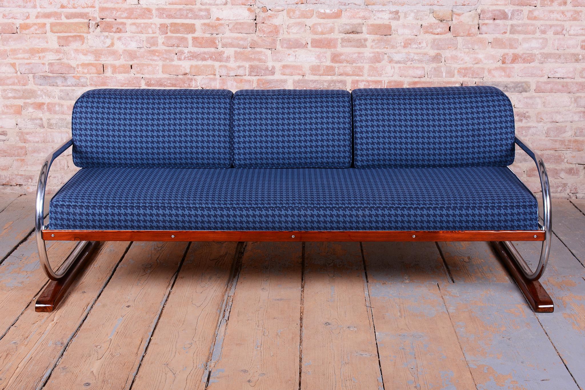 Restored Bauhaus Sofa, by Robert Slezak, Chrome, Beech, Polished, Czech, 1930s For Sale 1