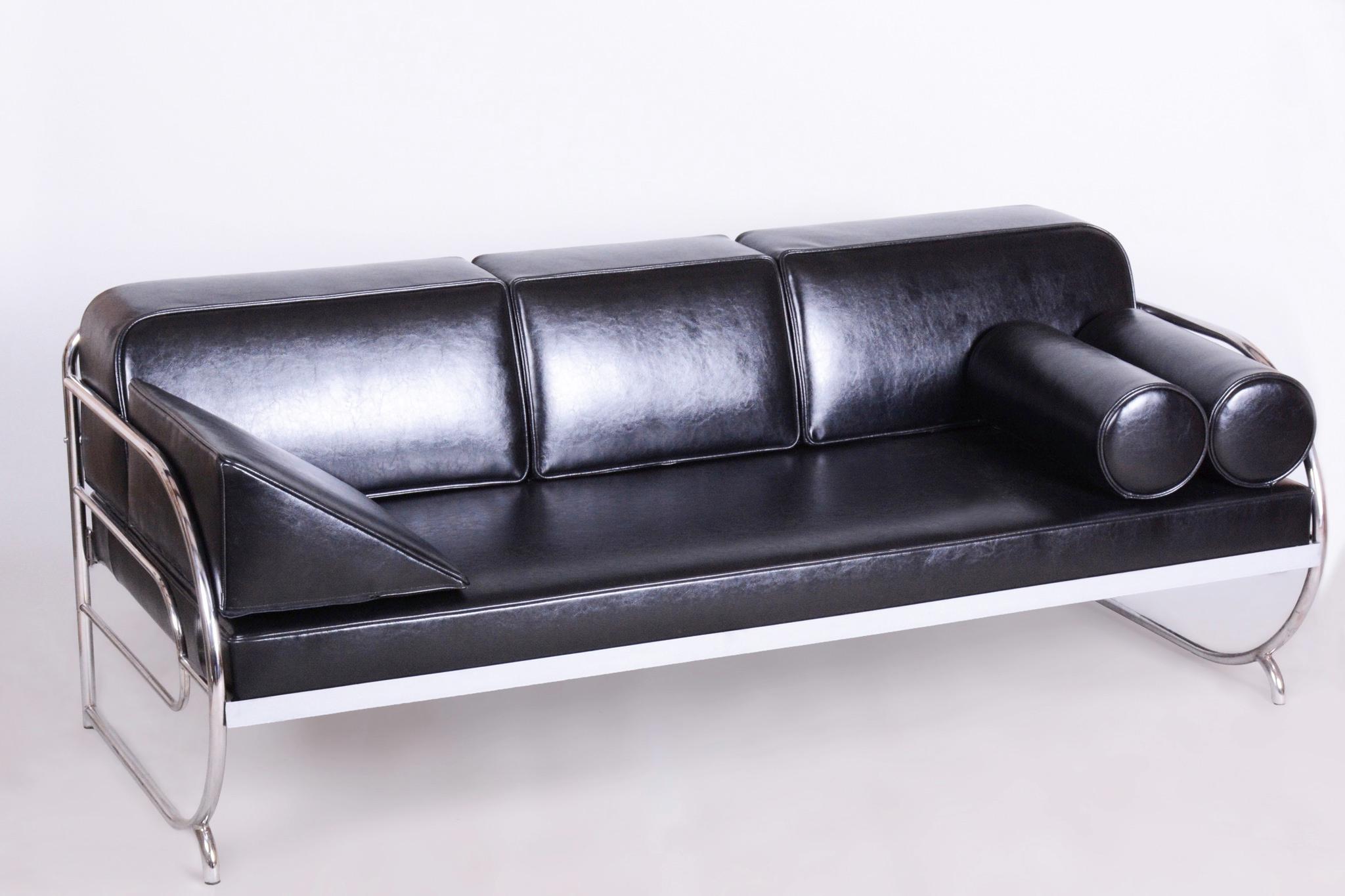 Dieses elegante, von Slezákovy závody hergestellte Sofa repräsentiert das ikonische Bauhaus-Design. Das Gestell aus verchromtem Stahl wurde professionell gereinigt und mit einer neuen Polsterung aus echtem italienischen Leder versehen. Das Sofa