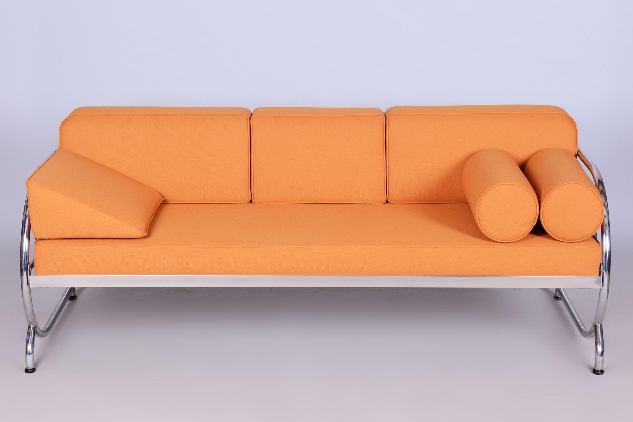 This elegant sofa from the early 20th century originates from the renowned Slezákovy závody workshop. Its frame is crafted from tubular chrome steel, which has been professionally cleaned to restore its original shine. The new upholstery, made from