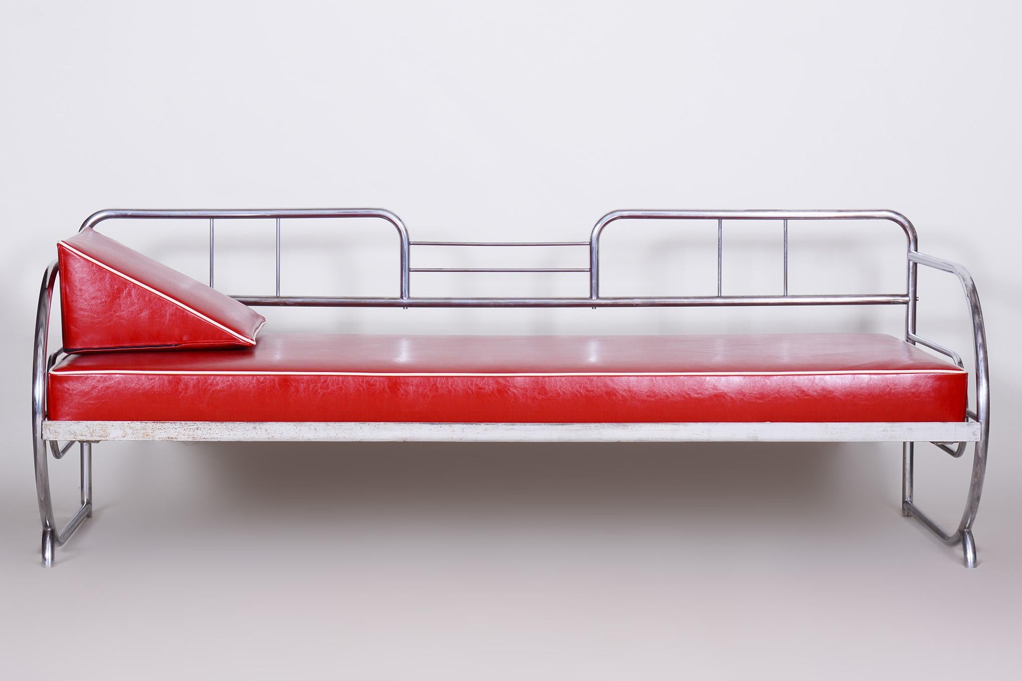 Fully Restored Bauhaus Sofa with Chrome Tubular Steel Frame by Robert Slezak.

Maker: Robert Slezak
Source: Czechia (Czechoslovakia)
Period: 1930-1939
Material: High-Quality Leather, Tubular Chrome Plated Steel
Colors: Red, White
