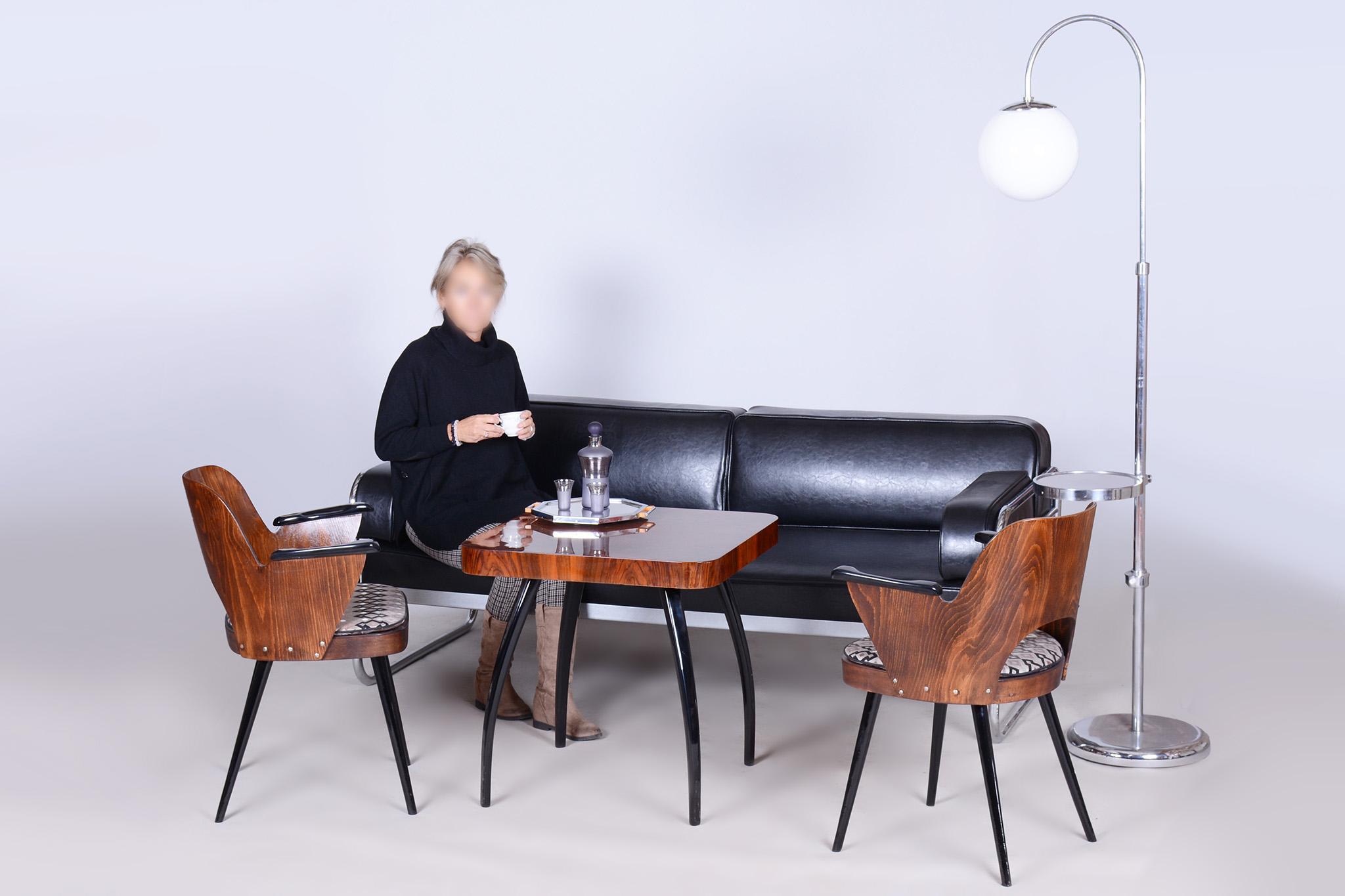 Ce canapé emblématique des années 1930 est un exemple exceptionnel du design Bauhaus. Il a été fabriqué en Tchécoslovaquie par le célèbre fabricant Vichr & Co. Le cadre est en acier tubulaire chromé, nettoyé et poli de manière experte pour lui