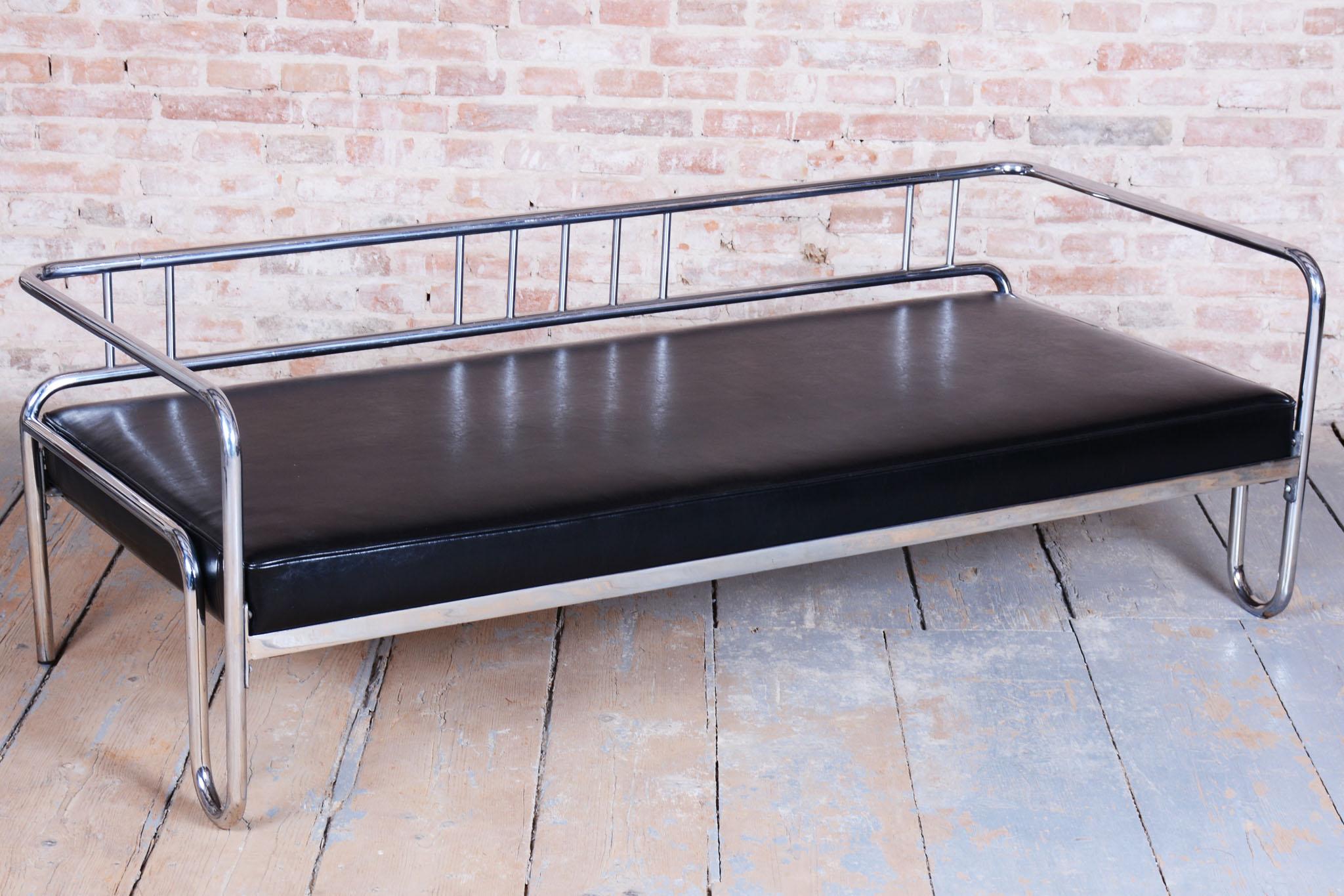 Restauriertes Bauhaus-Sofa, verchromter Stahl, hochwertiges Leder, tschechisch, 1930er Jahre im Angebot 8