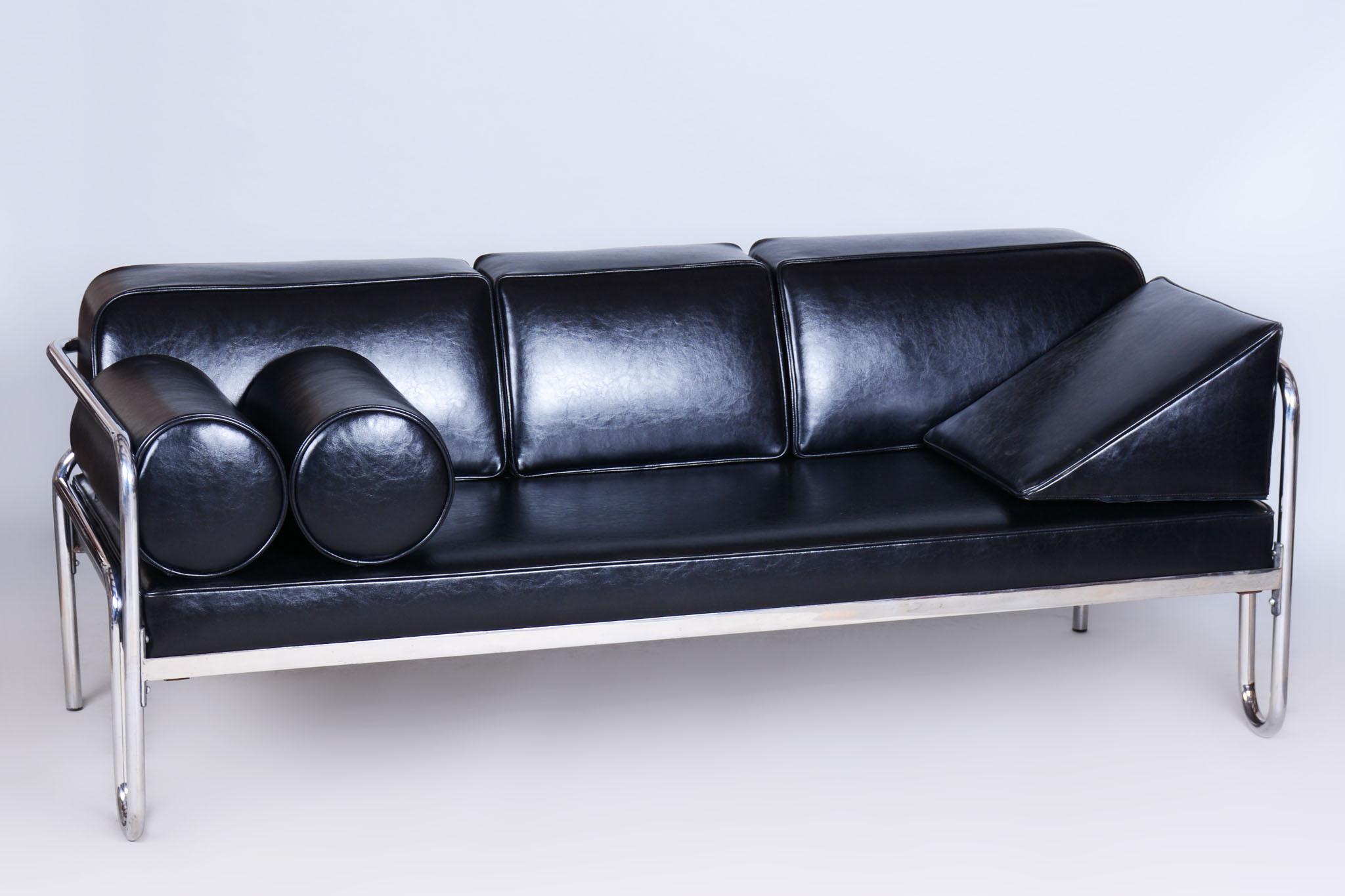 Elegantes Sofa aus dem frühen 20. Jahrhundert. Das Gestell ist aus Chromstahlrohr gefertigt, das professionell gereinigt wurde, um seinen ursprünglichen Glanz wiederherzustellen. Die neue Polsterung aus hochwertigem italienischem Leder respektiert