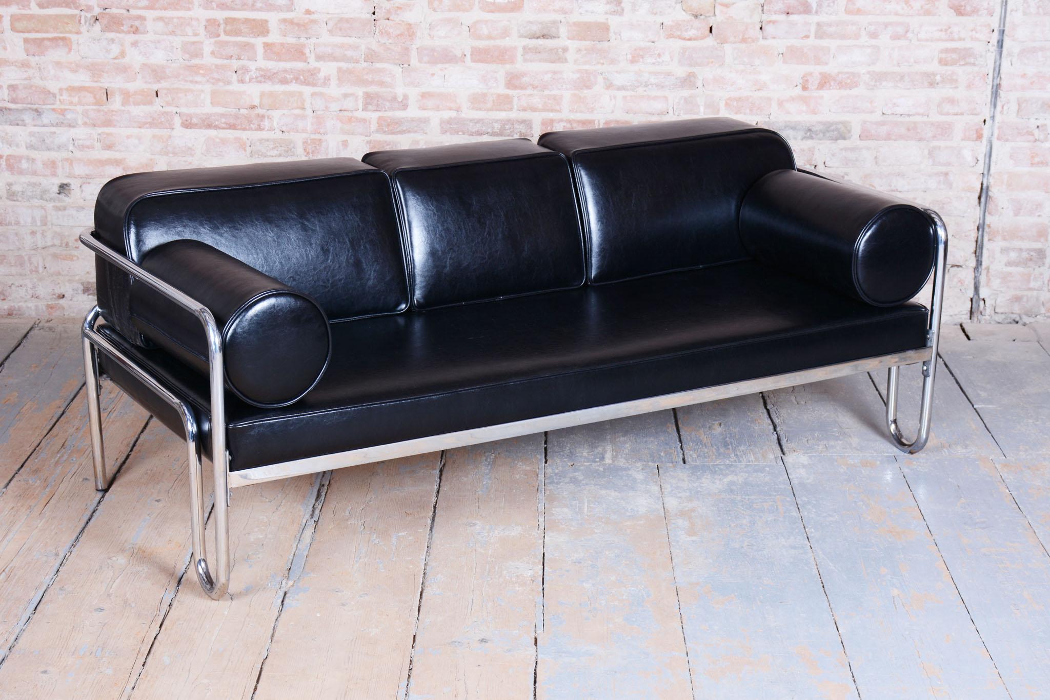 Restauriertes Bauhaus-Sofa, verchromter Stahl, hochwertiges Leder, tschechisch, 1930er Jahre (20. Jahrhundert) im Angebot