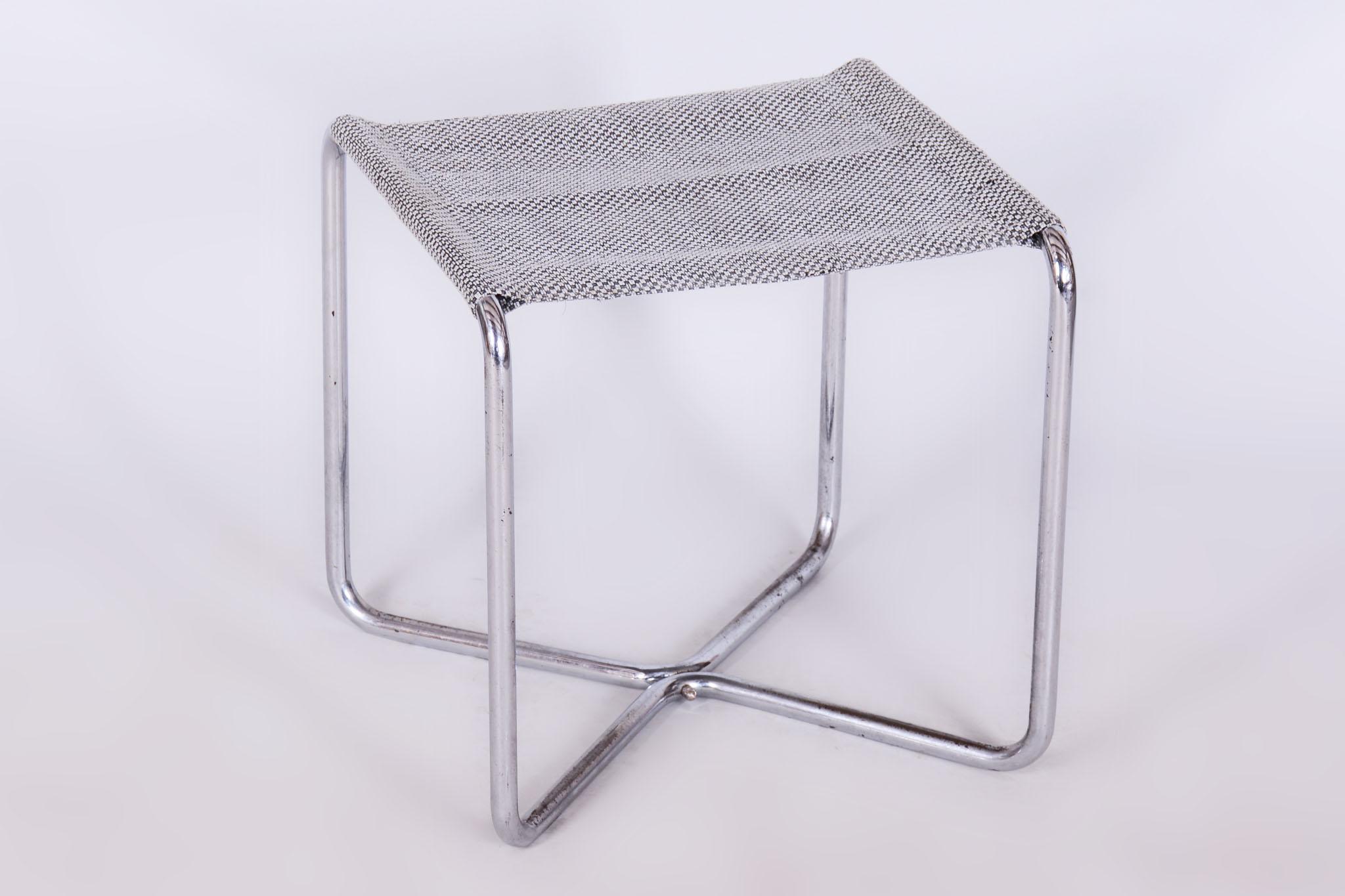 Questo sgabello in stile Bauhaus risale agli anni '30 ed è stato prodotto in Cecoslovacchia dalla rinomata azienda Mücke & Melder. Il telaio, realizzato in tubolare d'acciaio cromato, è stato sottoposto a una pulizia professionale per ripristinare