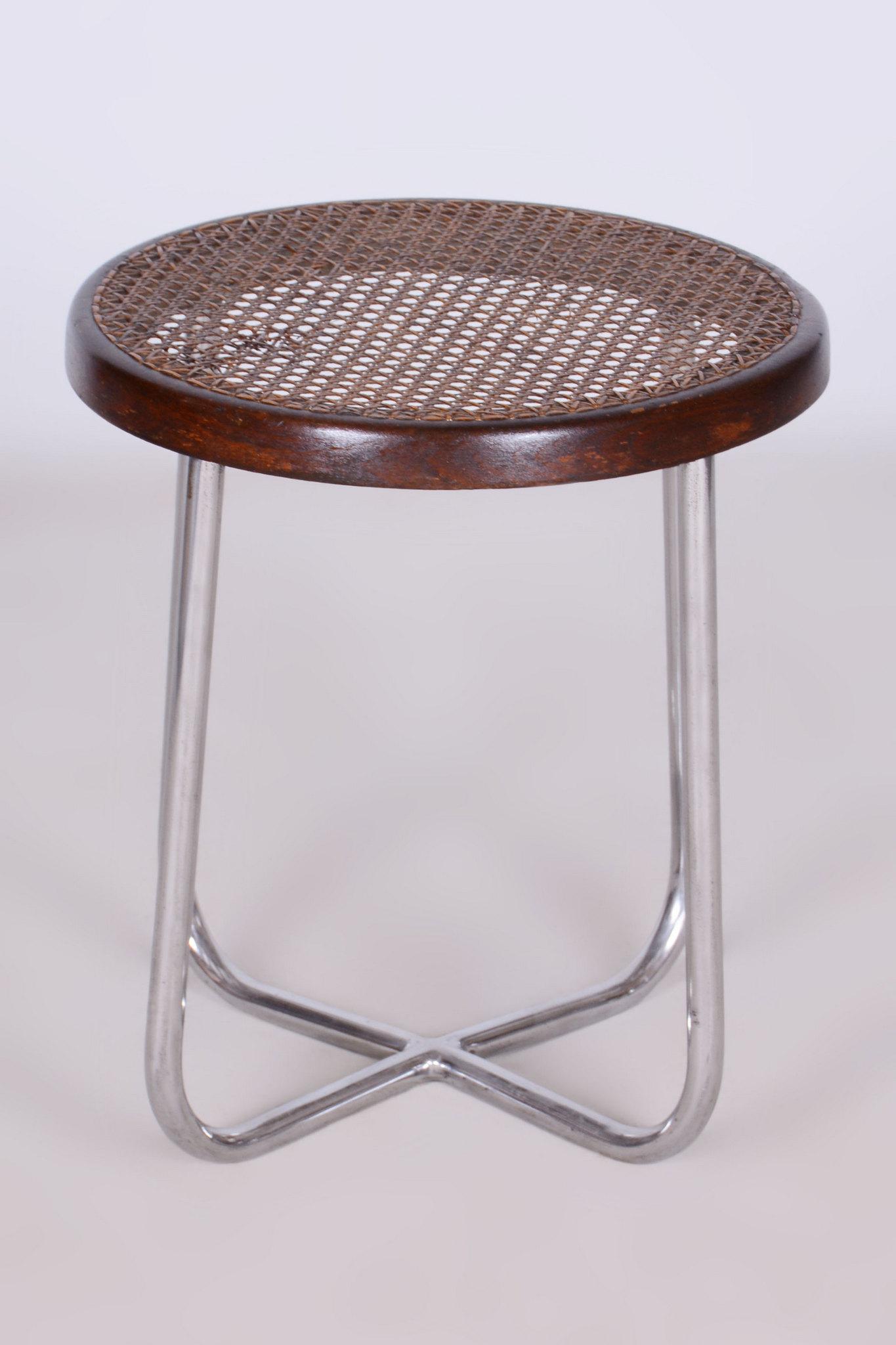 Questo pouf in stile Bauhaus proviene dalla Bohemia ed è stato prodotto negli anni '30 dall'azienda Slezák. Presenta una seduta rotonda con struttura in faggio e intreccio di canne.

Il pouf è stato sottoposto a un restauro completo, che ha incluso