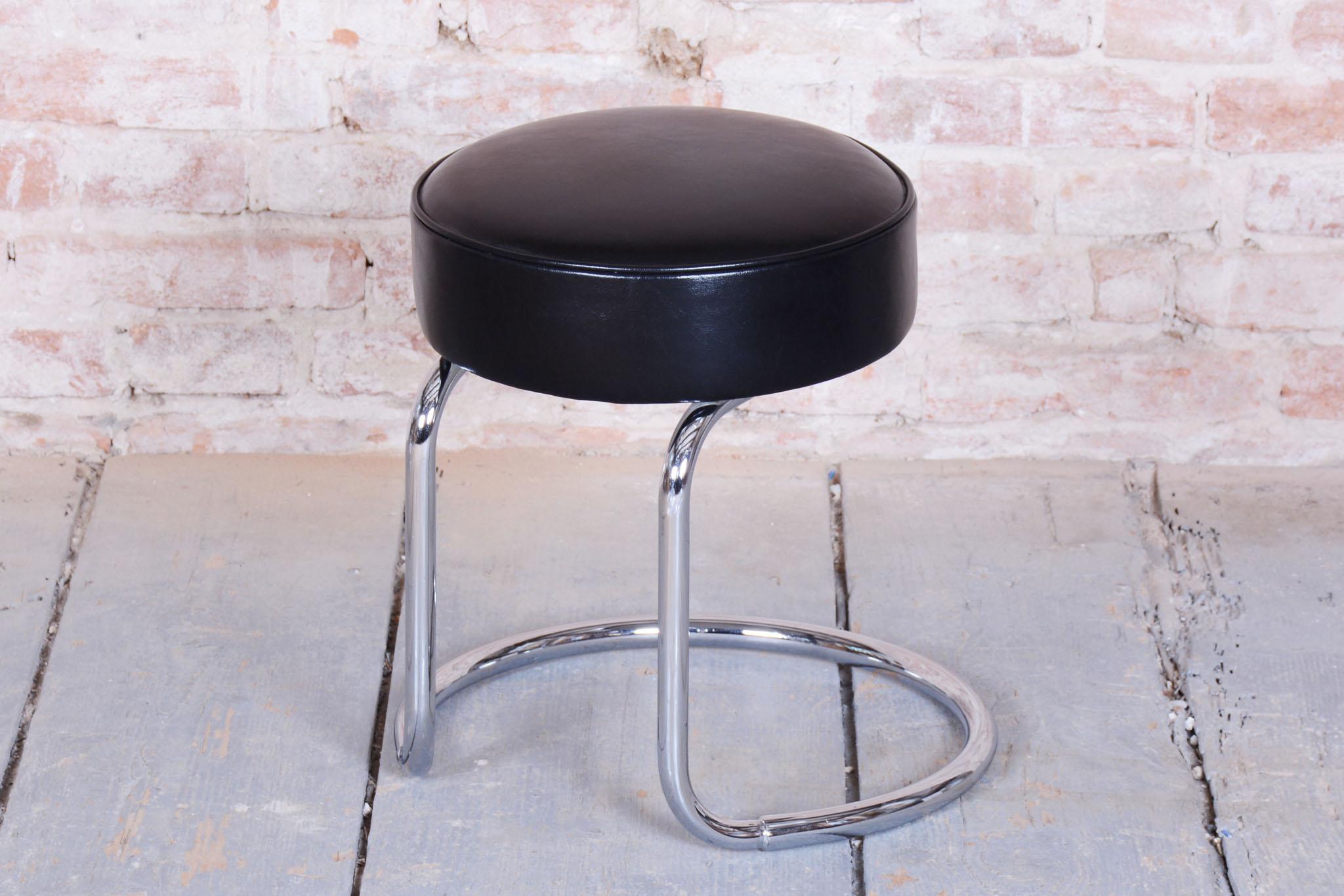 Cet élégant tabouret Bauhaus provient de Tchécoslovaquie et date du milieu du XXe siècle. Il est fabriqué en acier tubulaire chromé et son revêtement est en cuir italien véritable.

Le tabouret a fait l'objet d'une restauration minutieuse, au cours