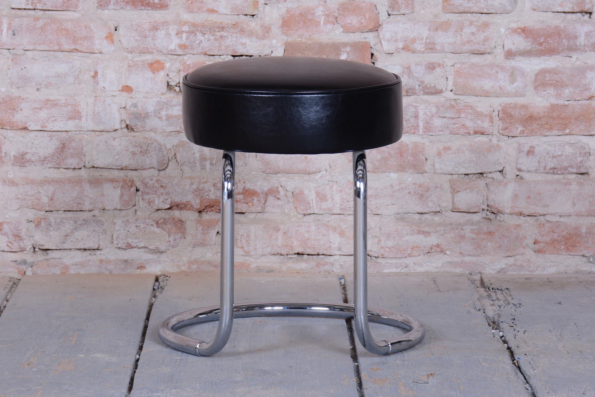Tabouret Bauhaus restauré, acier chromé, cuir, tchèque, années 1950 Bon état - En vente à Brandys nad Labem, Středočeský kraj