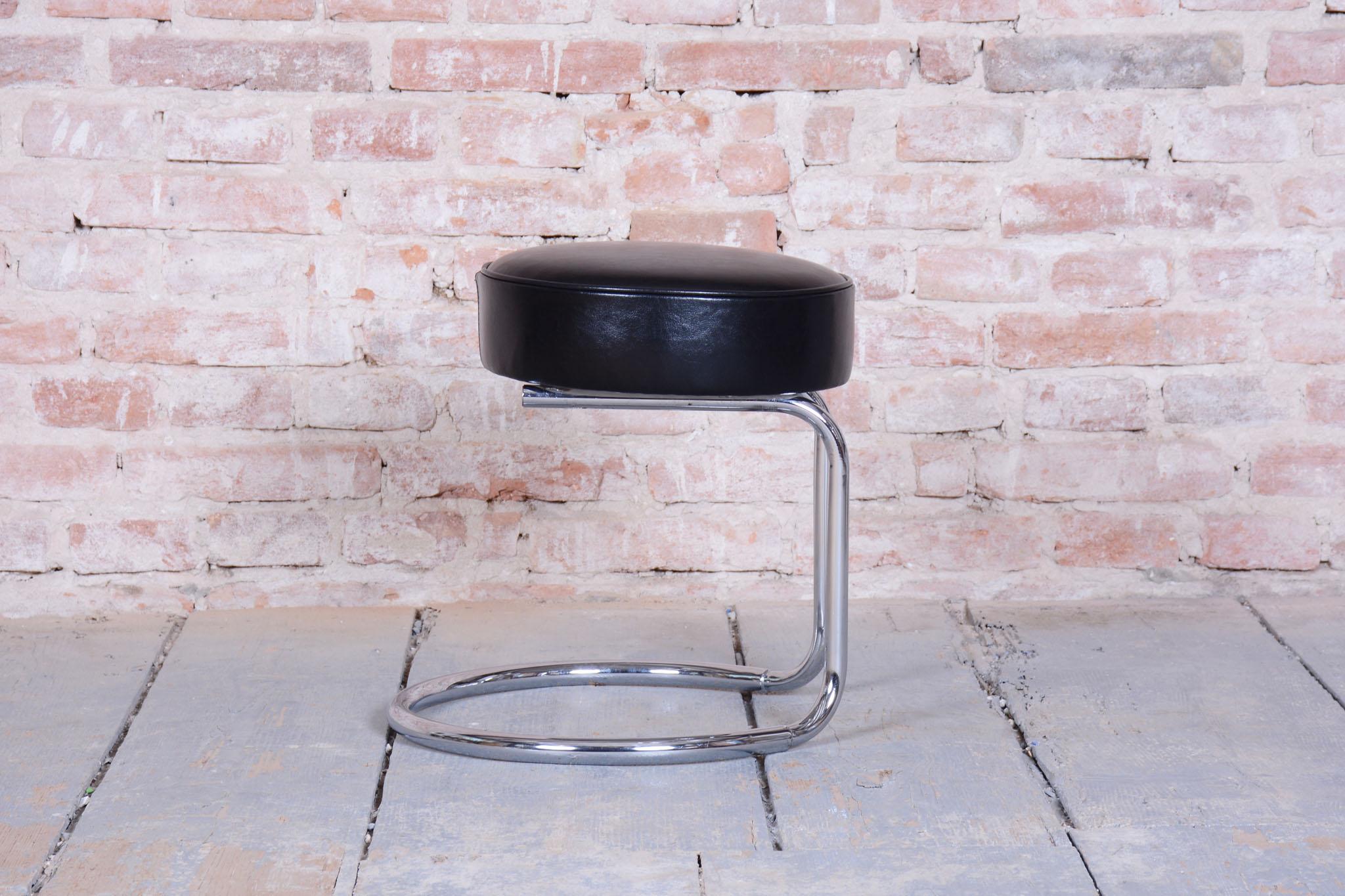 Milieu du XXe siècle Tabouret Bauhaus restauré, acier chromé, cuir, tchèque, années 1950 en vente