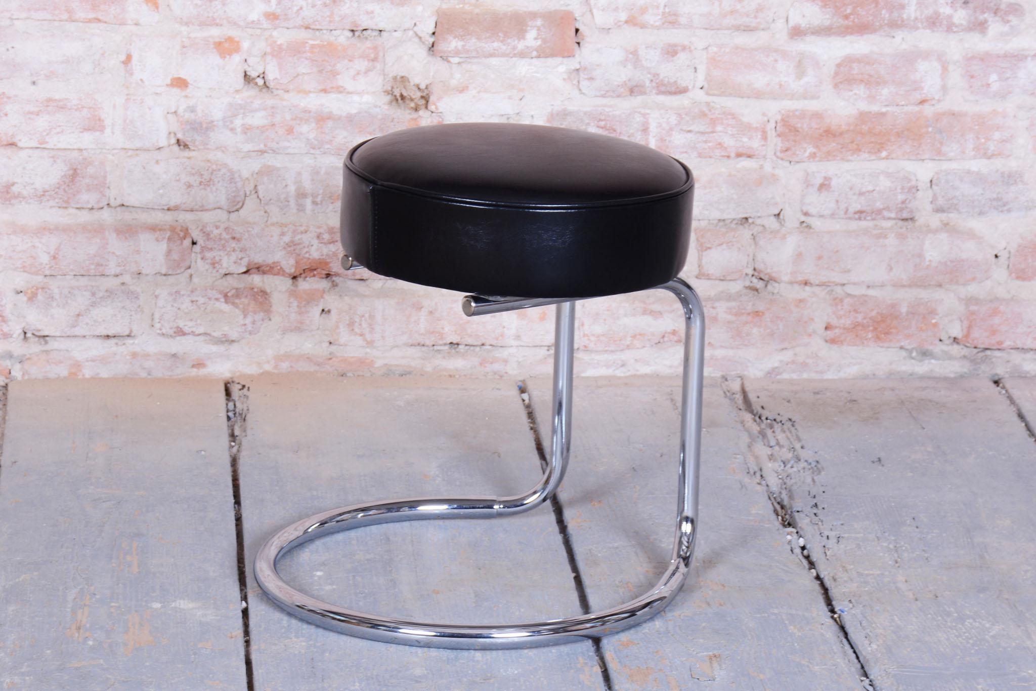 Acier Tabouret Bauhaus restauré, acier chromé, cuir, tchèque, années 1950 en vente