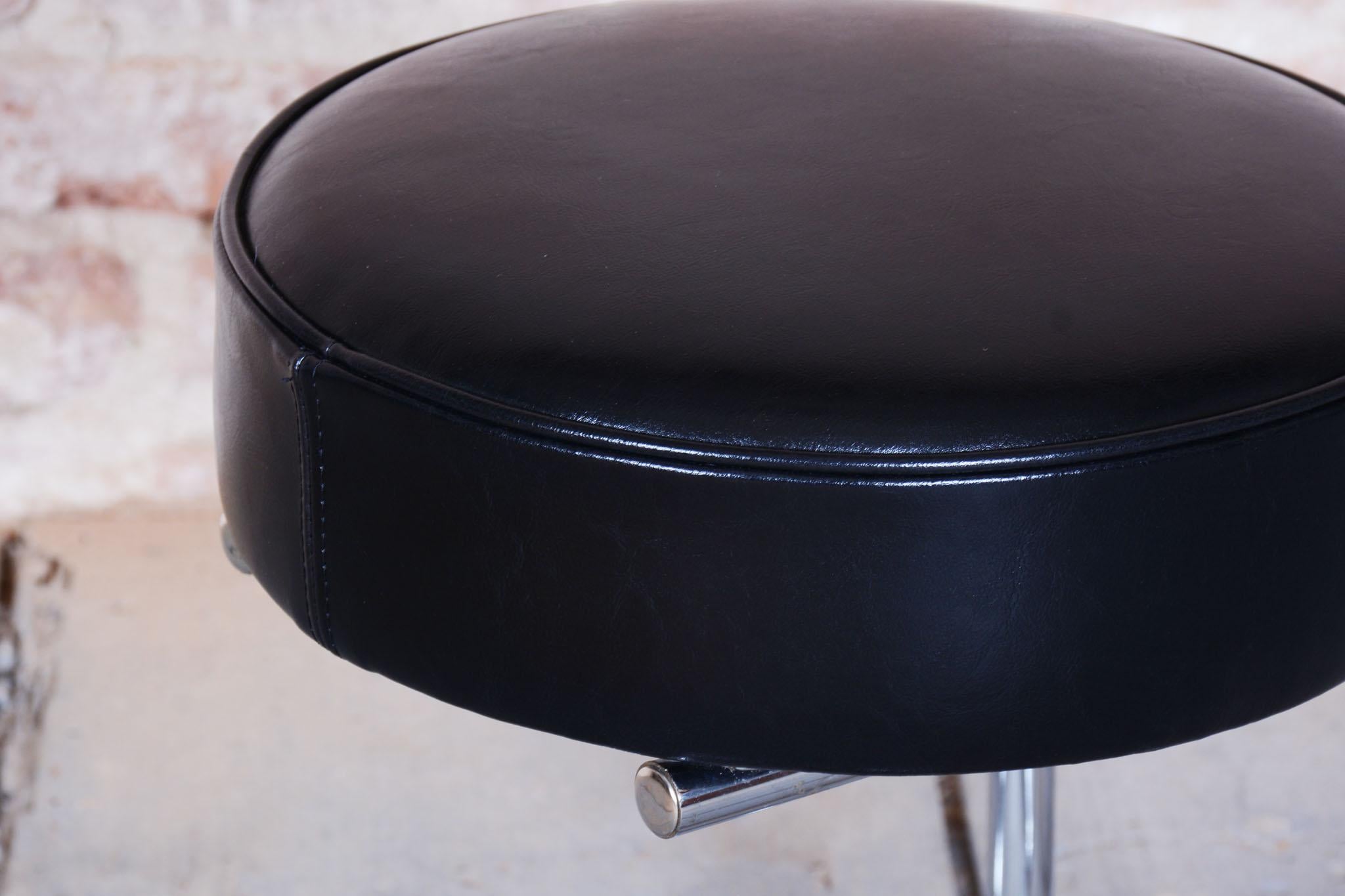 Tabouret Bauhaus restauré, acier chromé, cuir, tchèque, années 1950 en vente 1