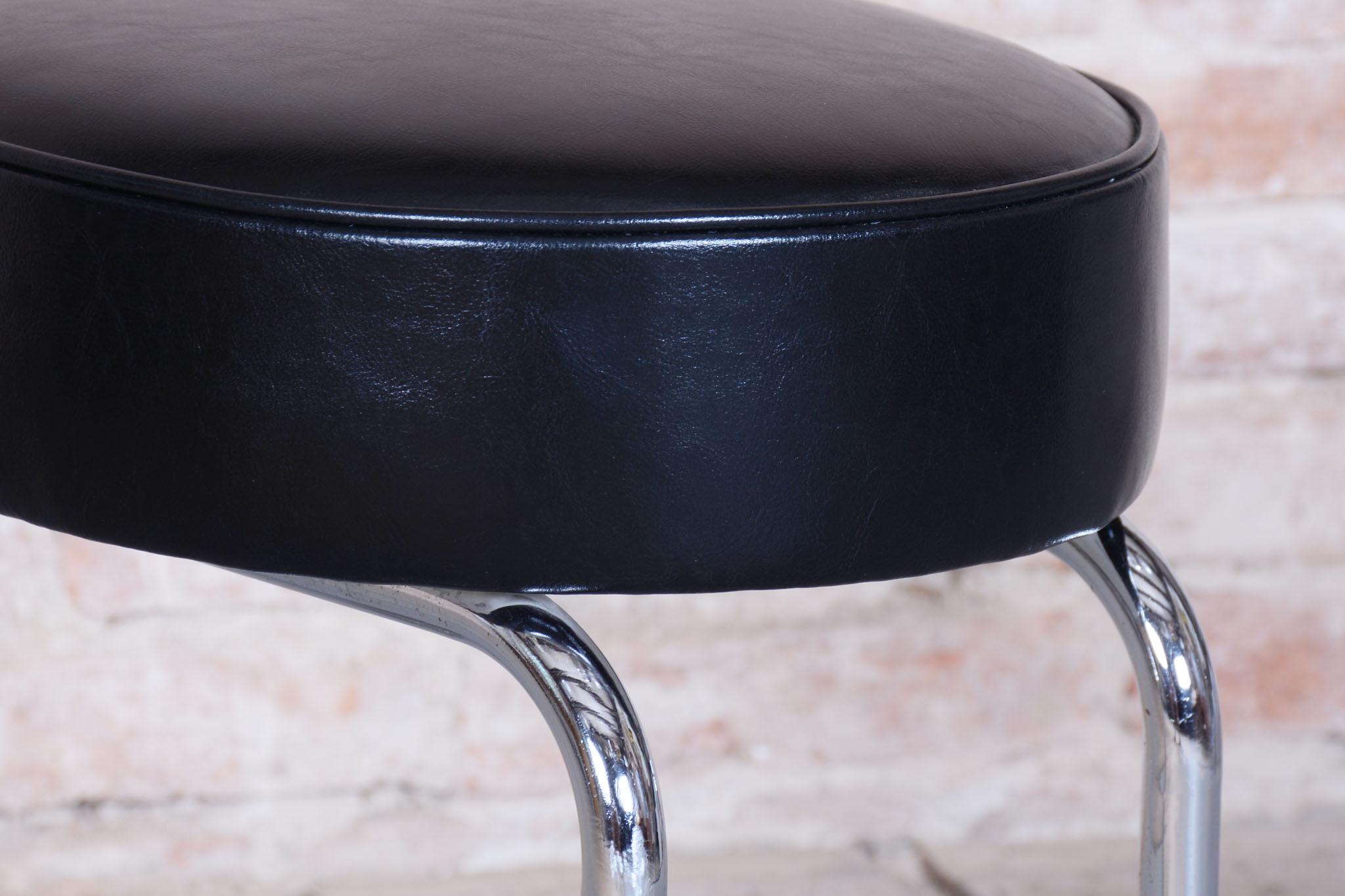 Tabouret Bauhaus restauré, acier chromé, cuir, tchèque, années 1950 en vente 3
