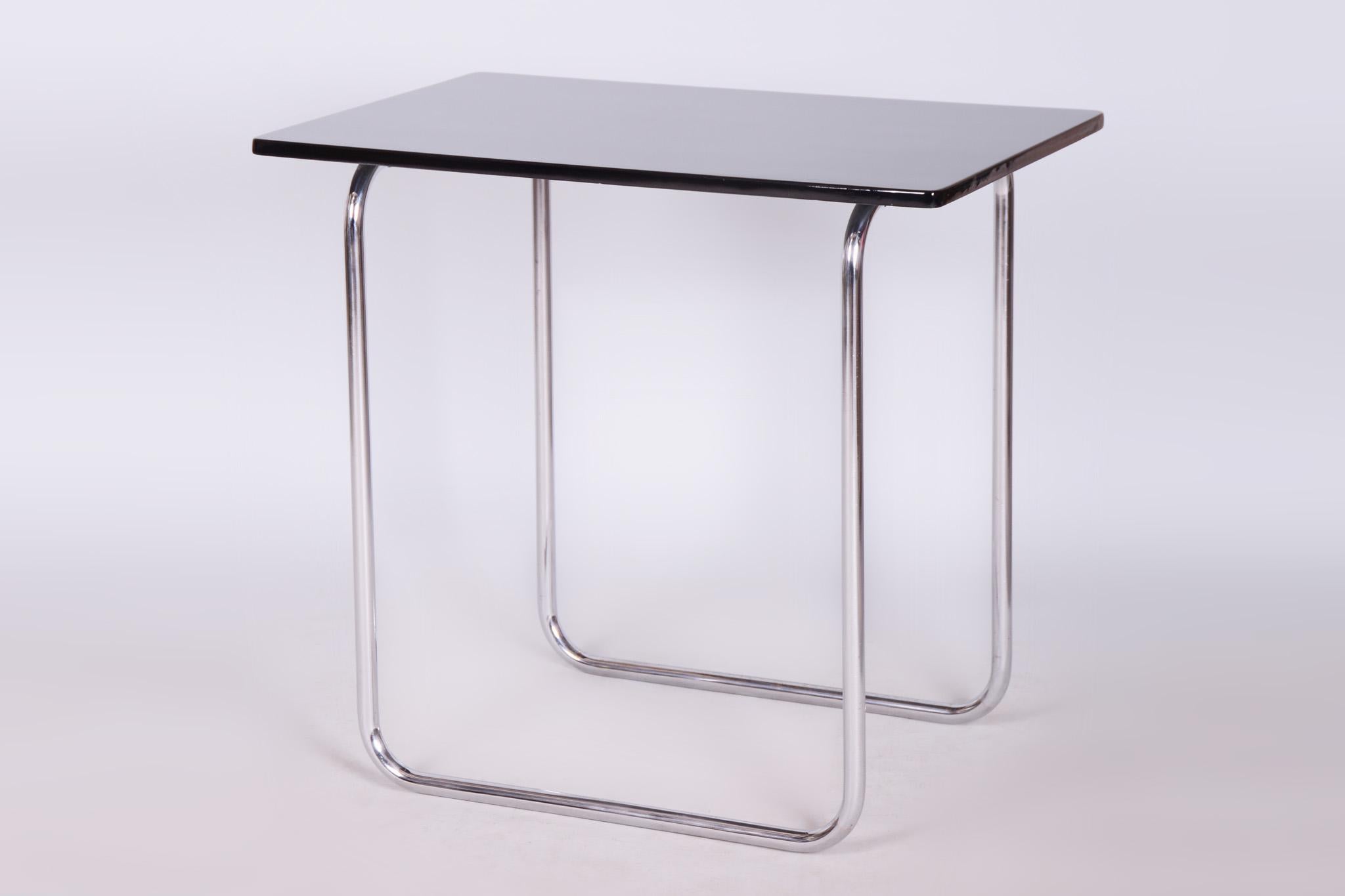 Dieser elegante Tisch im Bauhaus-Stil stammt aus der Tschechoslowakei aus den 1930er Jahren. Das Gestell aus verchromtem Stahlrohr wurde professionell gereinigt, und der Tisch wurde sorgfältig restauriert. Die Tischplatte hat eine neue schwarze