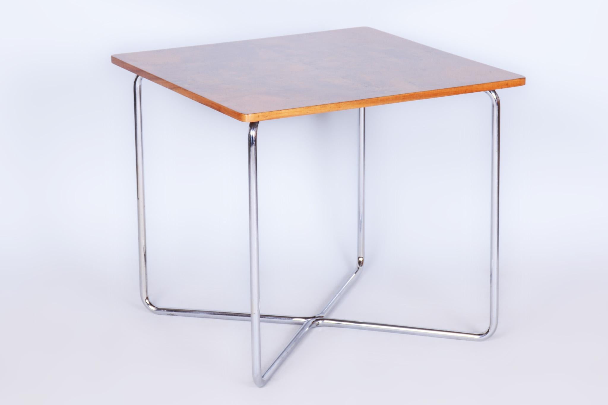 Esta elegante mesa Bauhaus de la primera mitad del siglo XX fue fabricada por el renombrado Slezákovy závody. Su distintivo marco tubular cromado garantiza tanto una estética atemporal como estabilidad, mientras que el tablero de la mesa, de tablero