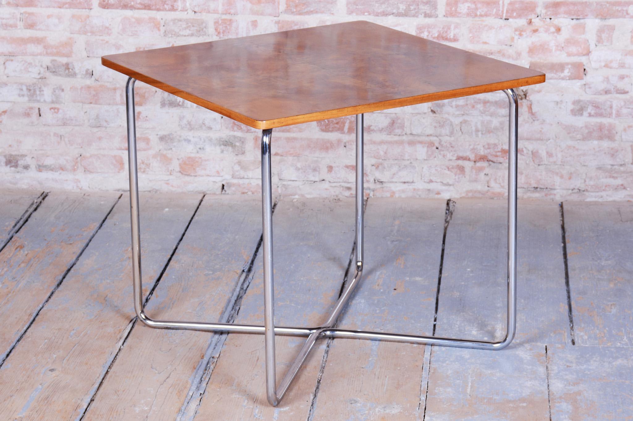 Mesa Bauhaus restaurada, de Robert Slezák, nogal del Cáucaso, cromada, checa, años 30 Checo en venta