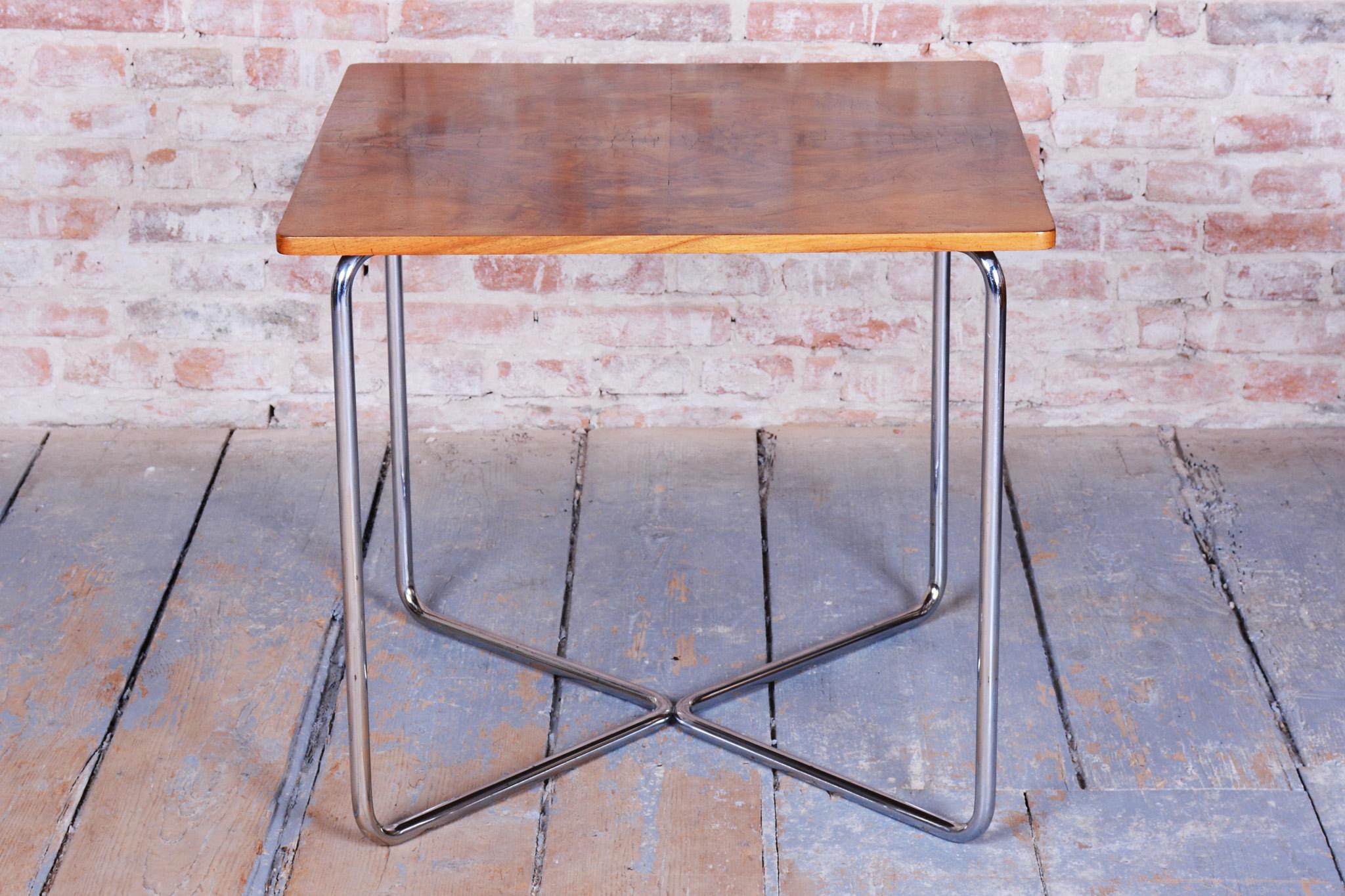 Mesa Bauhaus restaurada, de Robert Slezák, nogal del Cáucaso, cromada, checa, años 30 en Bueno estado para la venta en Brandys nad Labem, Středočeský kraj