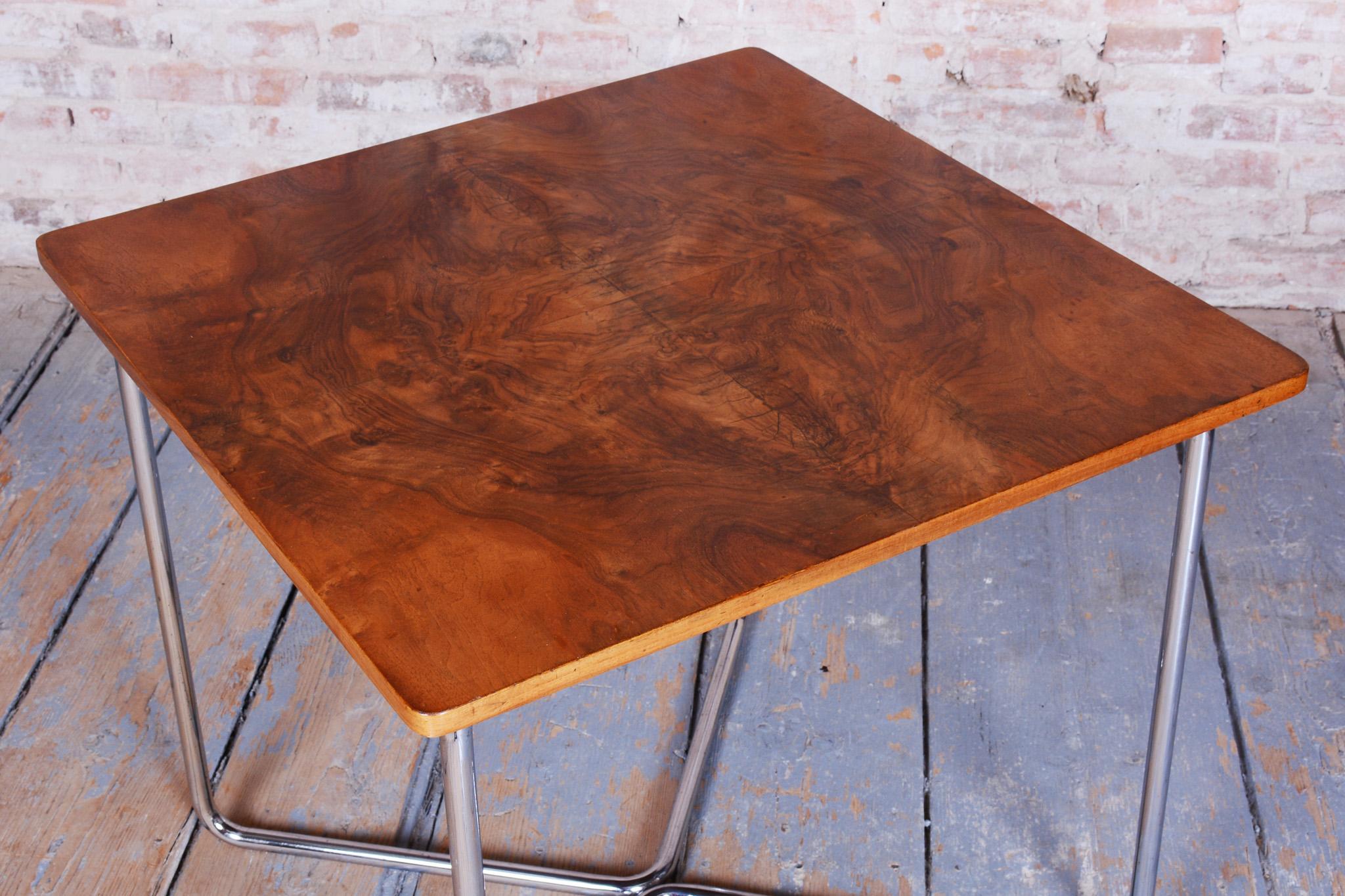 Mesa Bauhaus restaurada, de Robert Slezák, nogal del Cáucaso, cromada, checa, años 30 siglo XX en venta