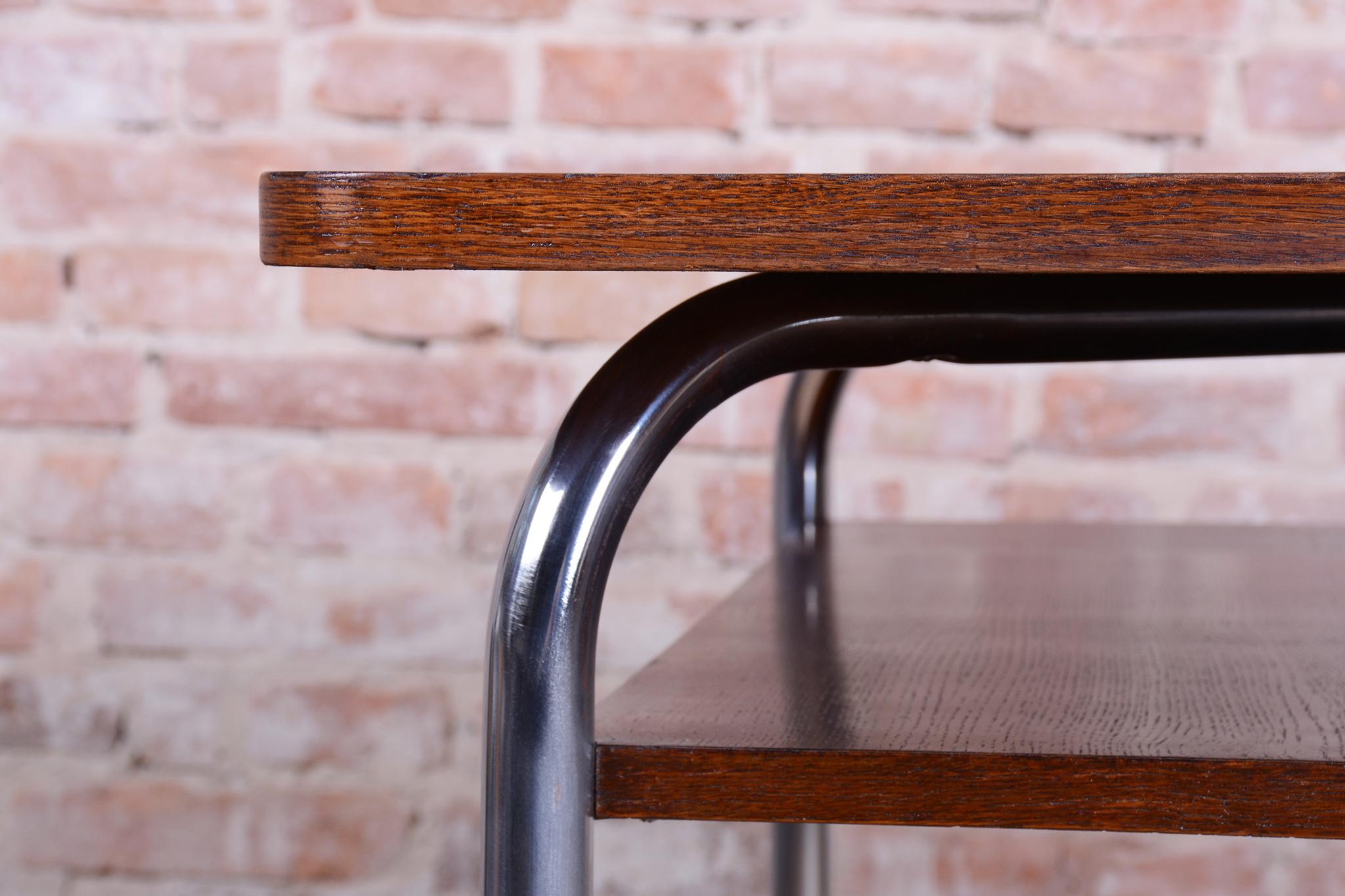 Restored Bauhaus Table, by Vichr a spol., Oak, Chrome, Polished, Czech, 1940s (Mitte des 20. Jahrhunderts) im Angebot