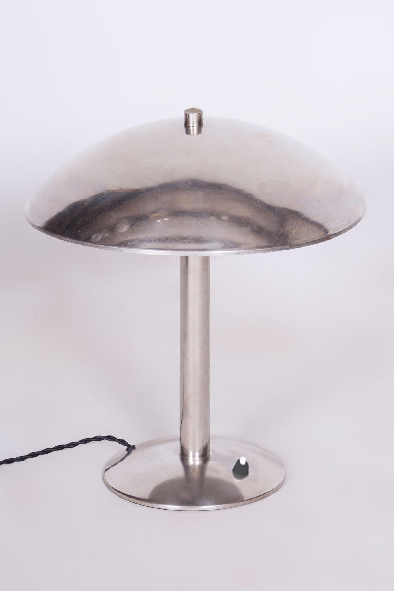 This elegant Bauhaus style desk lamp originates from Czechoslovakia from the 1930s and was manufactured by the renowned Napako.

The lamp features a chrome-plated steel construction, which has been professionally cleaned to restore its original
