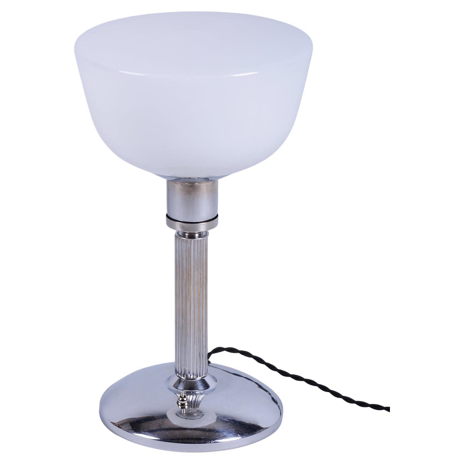 Lámpara de mesa Bauhaus restaurada, cromo, acero, cristal opalino, checa, años 30 en venta