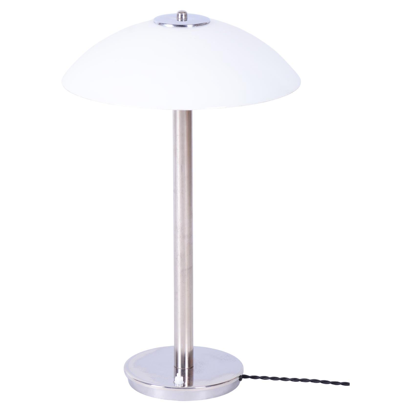 Lámpara de mesa Bauhaus restaurada, cromo, acero, cristal opalino, checa, años 30