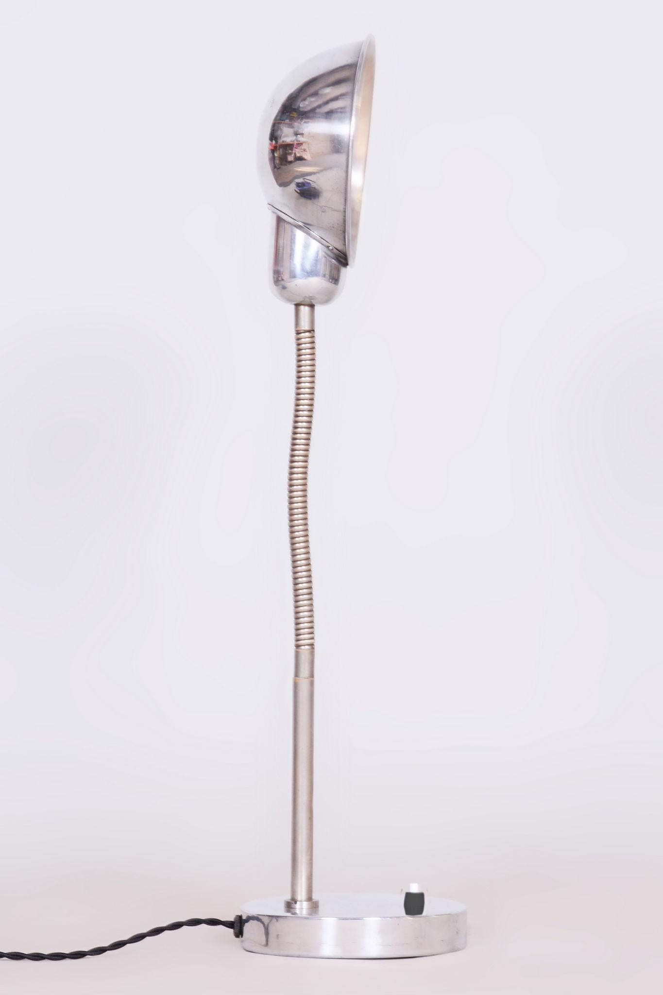 Restaurierte Bauhaus-Tischlampe, neu elektrifiziert, Chrom, Tschechisch, 1930er Jahre im Zustand „Gut“ im Angebot in Horomerice, CZ