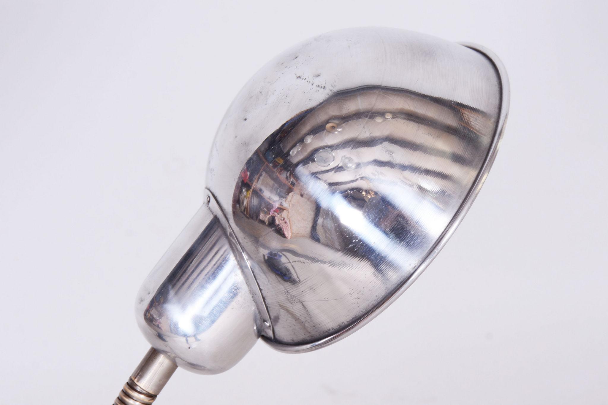 Aluminium Lampe de bureau Bauhaus restaurée, nouvelle électrifiation, chrome, tchèque, années 1930 en vente