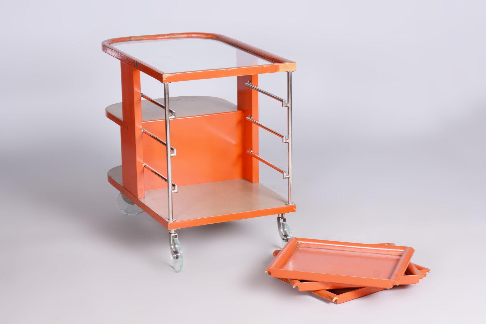 Restored Bauhaus Trolley.
Unique custom production from the company Mücke-Melder.

Period: 1920-1929
Maker: Mücke - Melder
Source: Czechia (Czechoslovakia)
Material: Beech, Chrome-Plated Steel, Glass

The chrome parts have been cleaned and