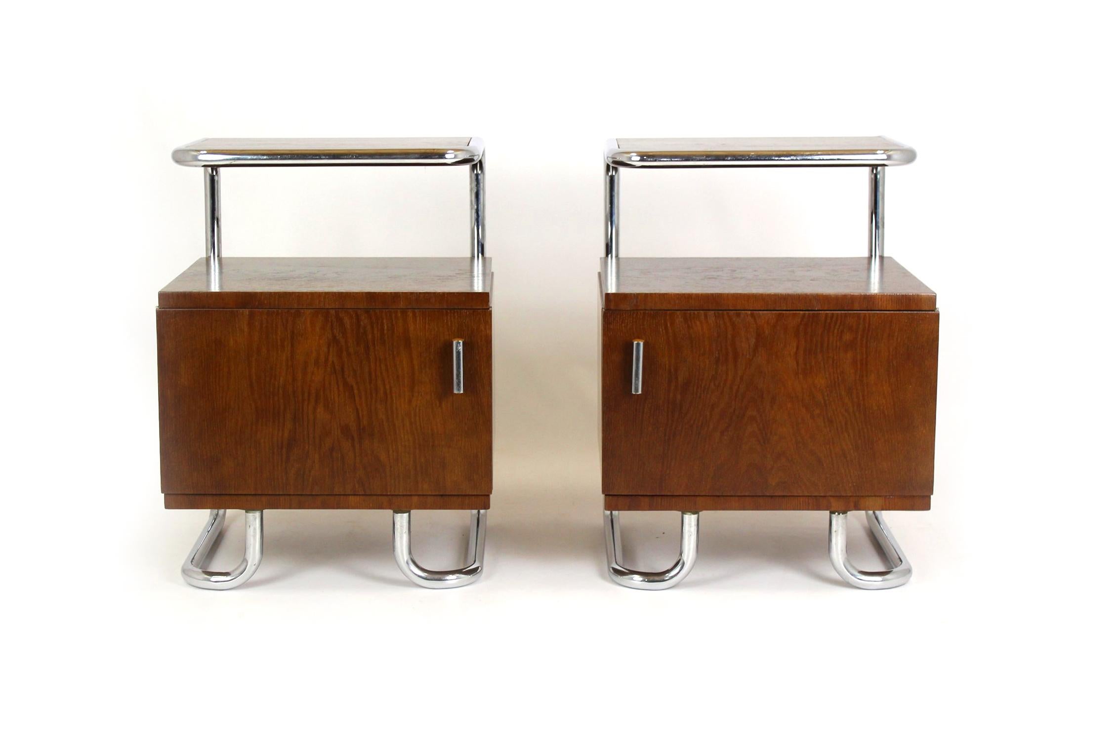 
This set of two Bauhaus style bedside tables was produced in the 1930's by Hynek Gottwald. They are made of oak and a chrome tubular steel frame.
The bedside tables have been restored, varnished in a satin finish. The chrome plating is preserved in