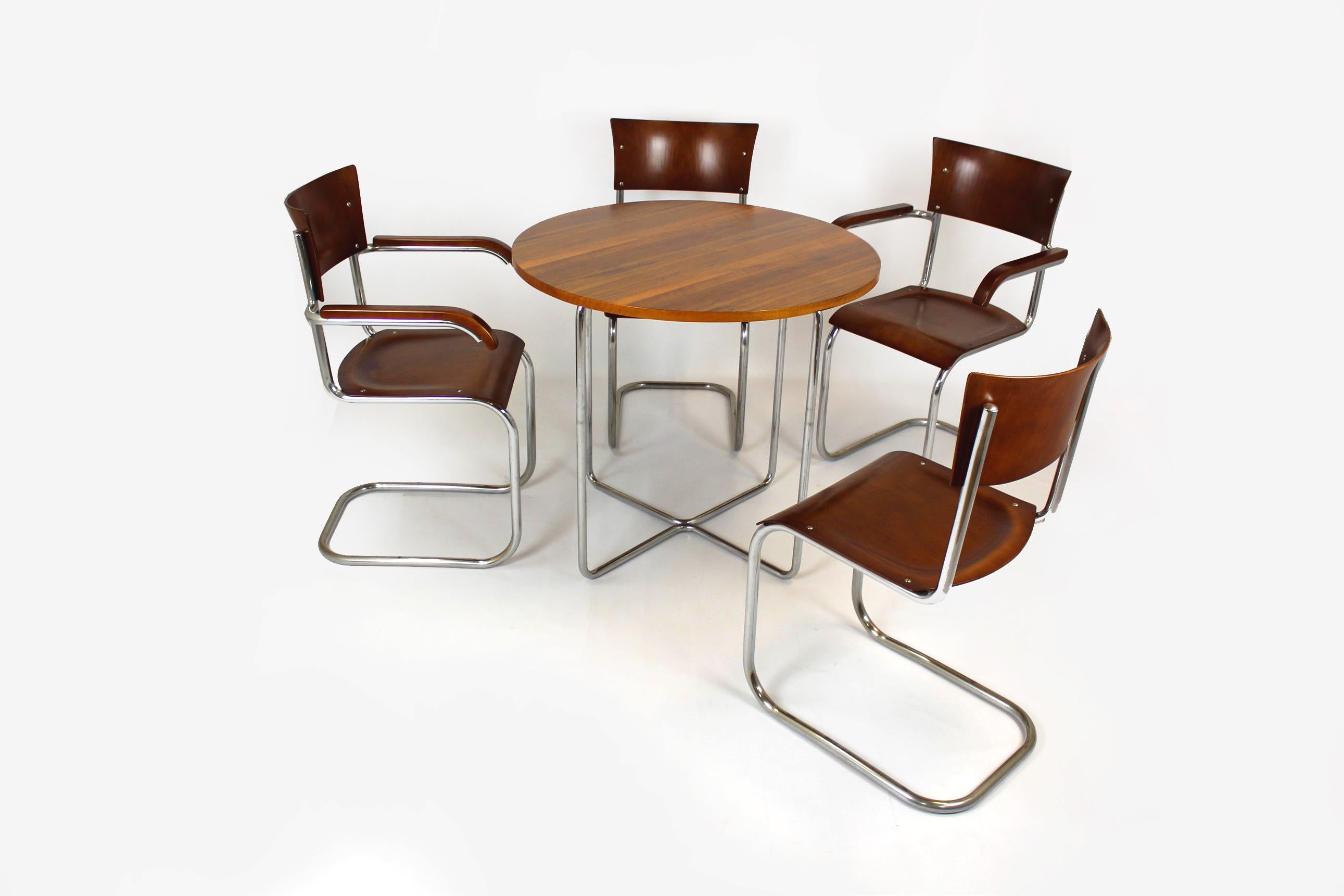 Dieses Set im Bauhaus-Stil wurde in den 1930er Jahren in der Tschechoslowakei hergestellt.
Das Set besteht aus einem runden Tisch, zwei Sesseln (S43F) und zwei Stühlen (S43), entworfen von Mart Stam.
Die Möbel bestehen aus verchromtem Stahlrohr
