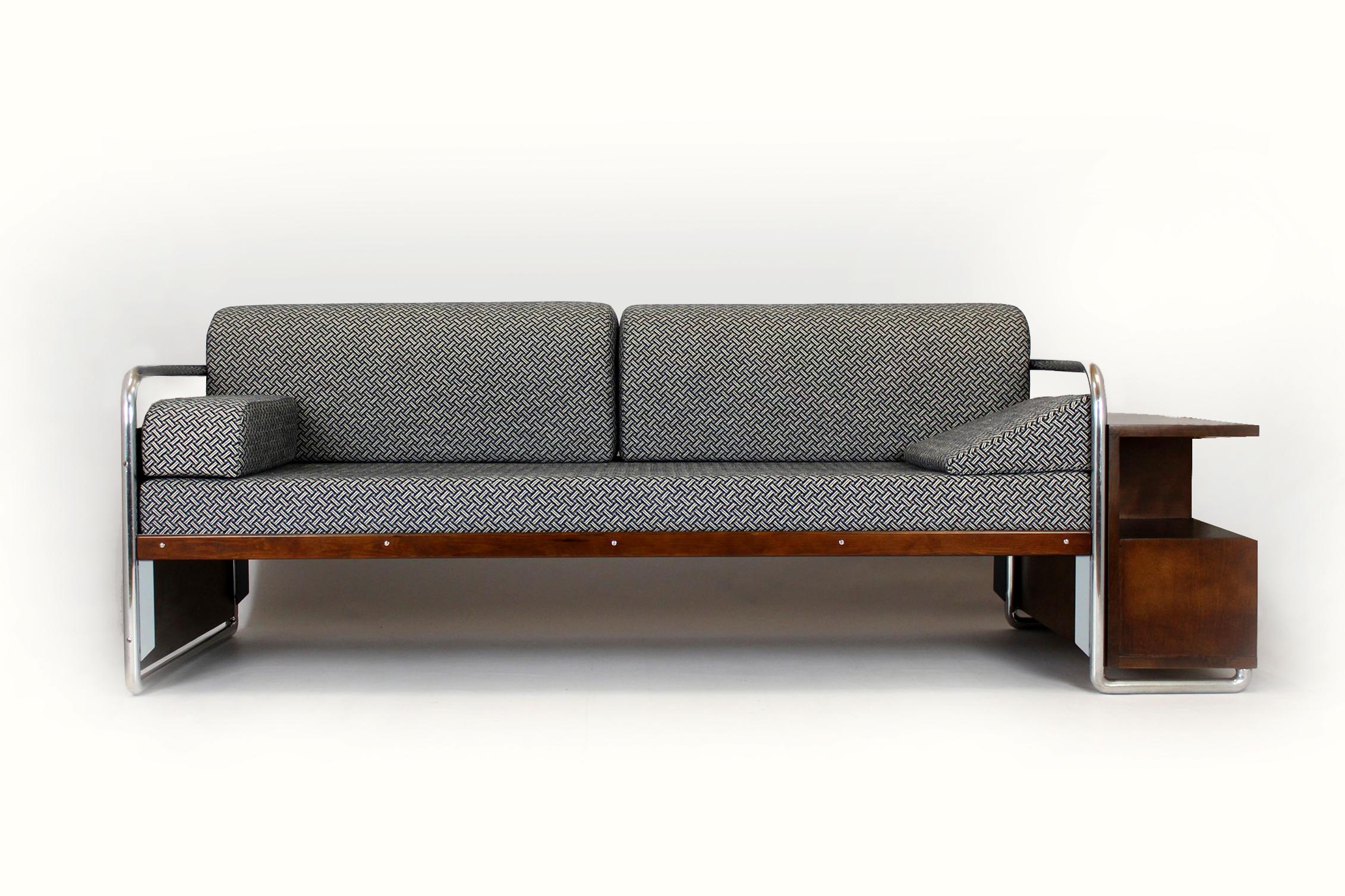 Dieses Sofa im Bauhaus-Stil wurde in den 1930er Jahren von der Firma Robert Slezak in der Tschechischen Republik hergestellt. Das Sofa wurde komplett renoviert - mit lackiertem Holz, neuen, mit hochwertigem, dicht gewebtem Stoff bezogenen Kissen und