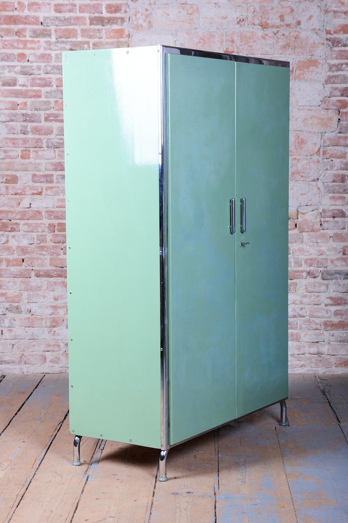 Restaurierter Bauhaus Kleiderschrank, von H.J.Hagemann für Slezak, Chrom, Tschechien, 1930er Jahre im Angebot 10