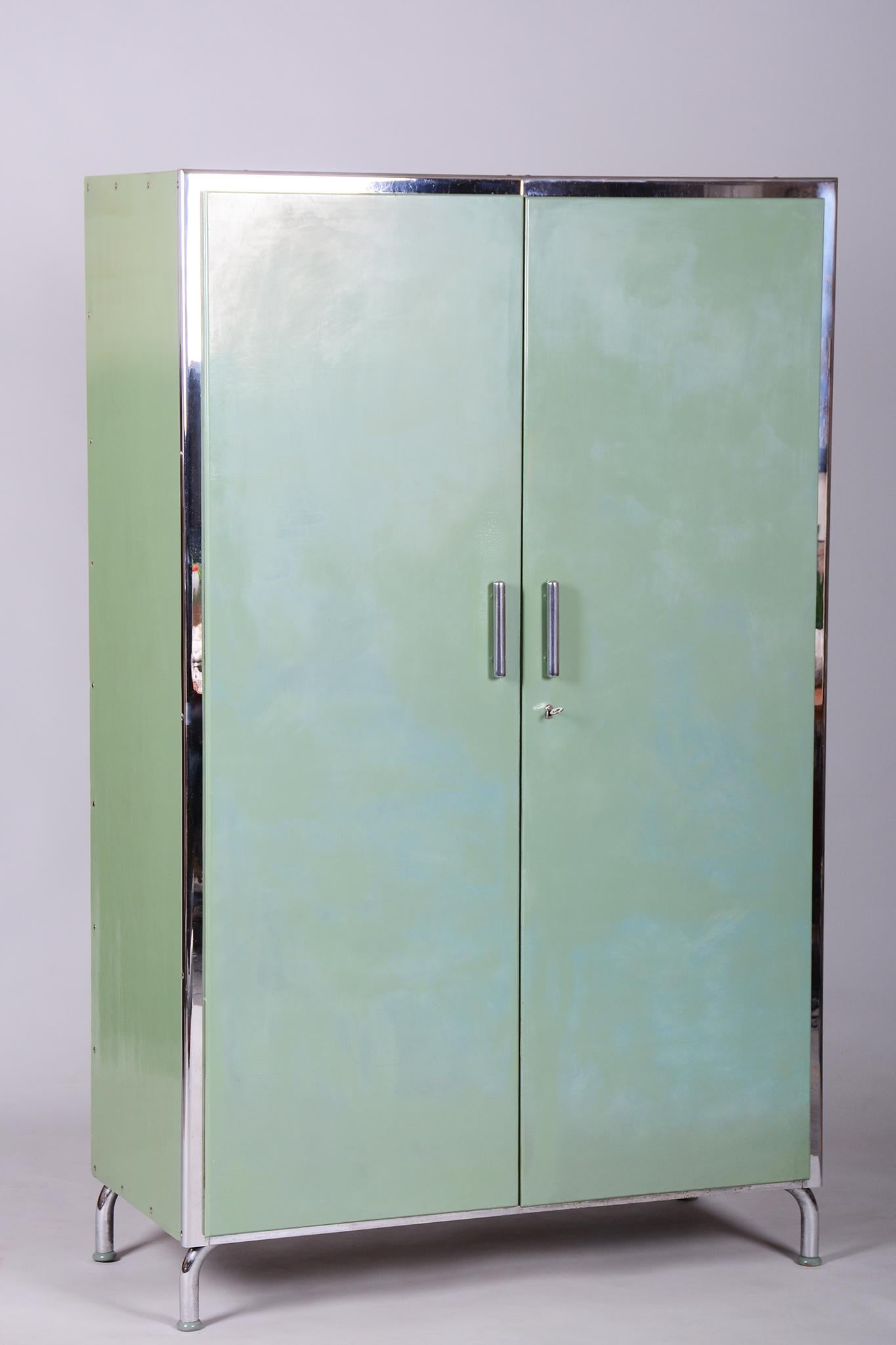 Slezak Katalognummer: SK2

Diese einzigartige Bauhaus-Garderobe stammt aus der Tschechoslowakei aus den 1930er Jahren. Es handelt sich um ein authentisches Stück der renommierten Firma Slezákovy závody, Modellbezeichnung SK2. Der Kleiderschrank