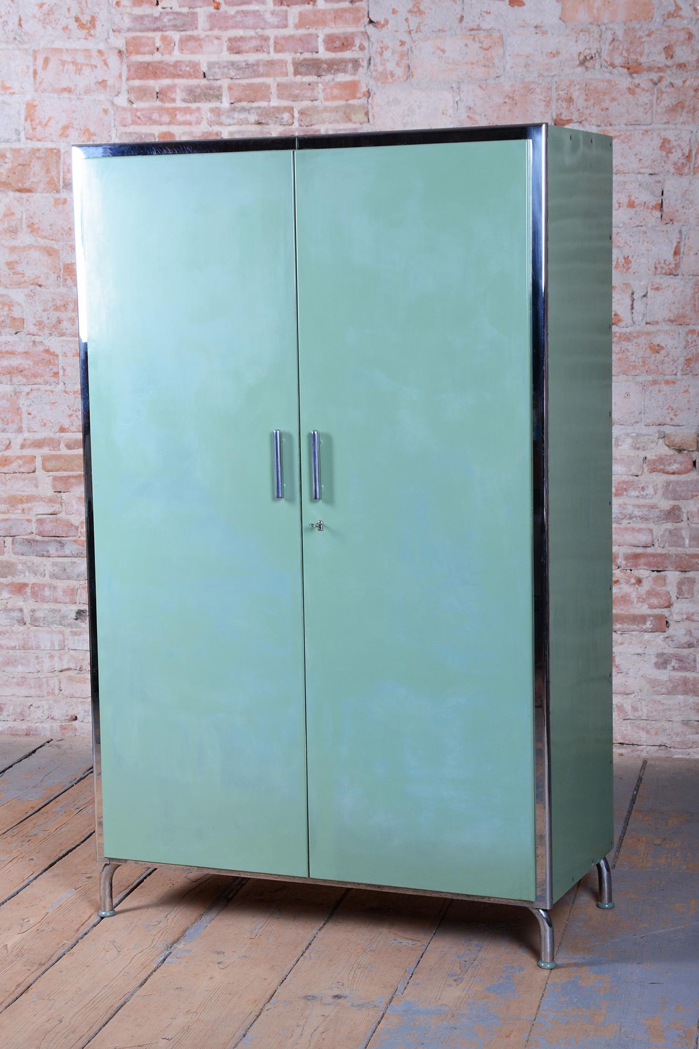 Restaurierter Bauhaus Kleiderschrank, von H.J.Hagemann für Slezak, Chrom, Tschechien, 1930er Jahre im Zustand „Gut“ im Angebot in Brandys nad Labem, Středočeský kraj