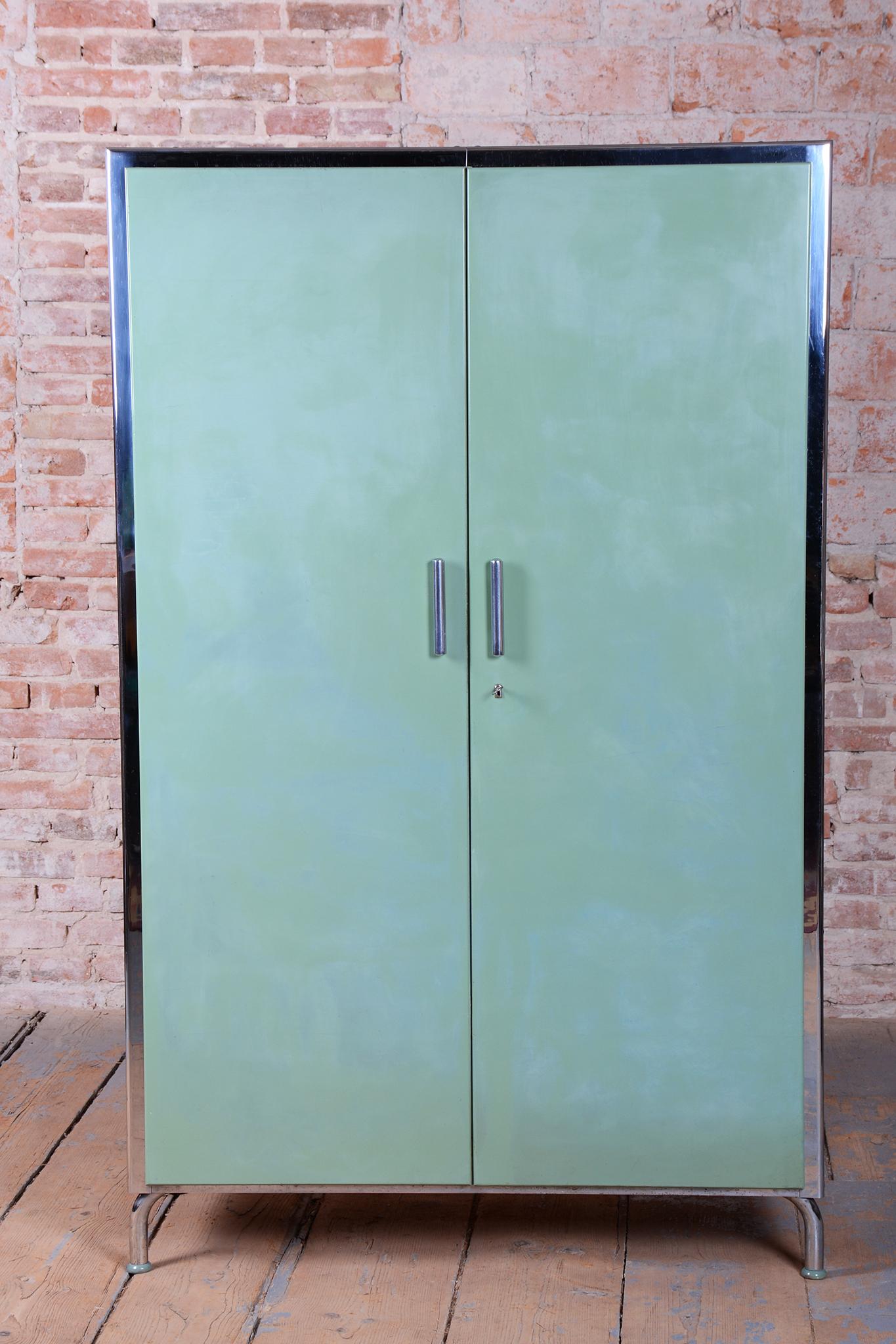 Restaurierter Bauhaus Kleiderschrank, von H.J.Hagemann für Slezak, Chrom, Tschechien, 1930er Jahre (Mitte des 20. Jahrhunderts) im Angebot