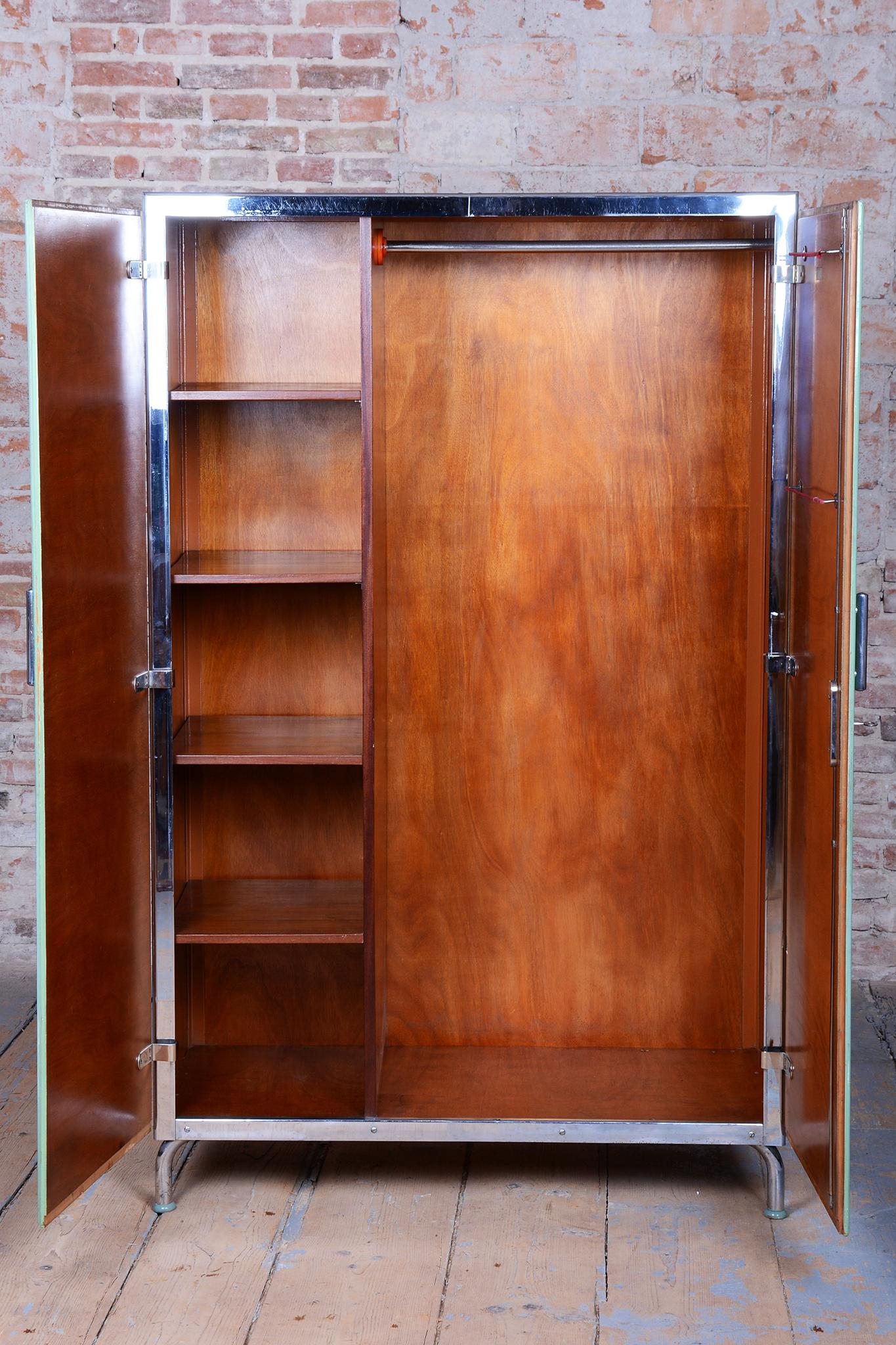 Restaurierter Bauhaus Kleiderschrank, von H.J.Hagemann für Slezak, Chrom, Tschechien, 1930er Jahre (Stahl) im Angebot