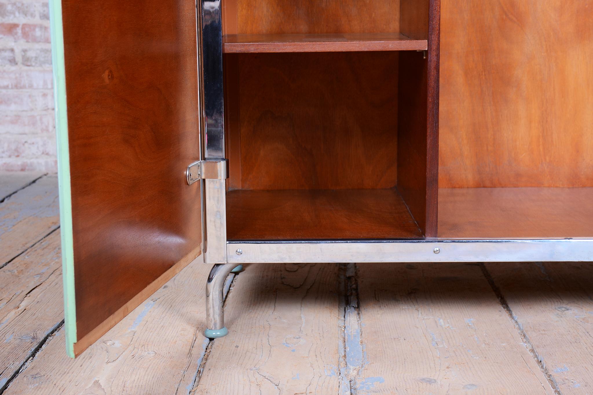 Restaurierter Bauhaus Kleiderschrank, von H.J.Hagemann für Slezak, Chrom, Tschechien, 1930er Jahre im Angebot 1