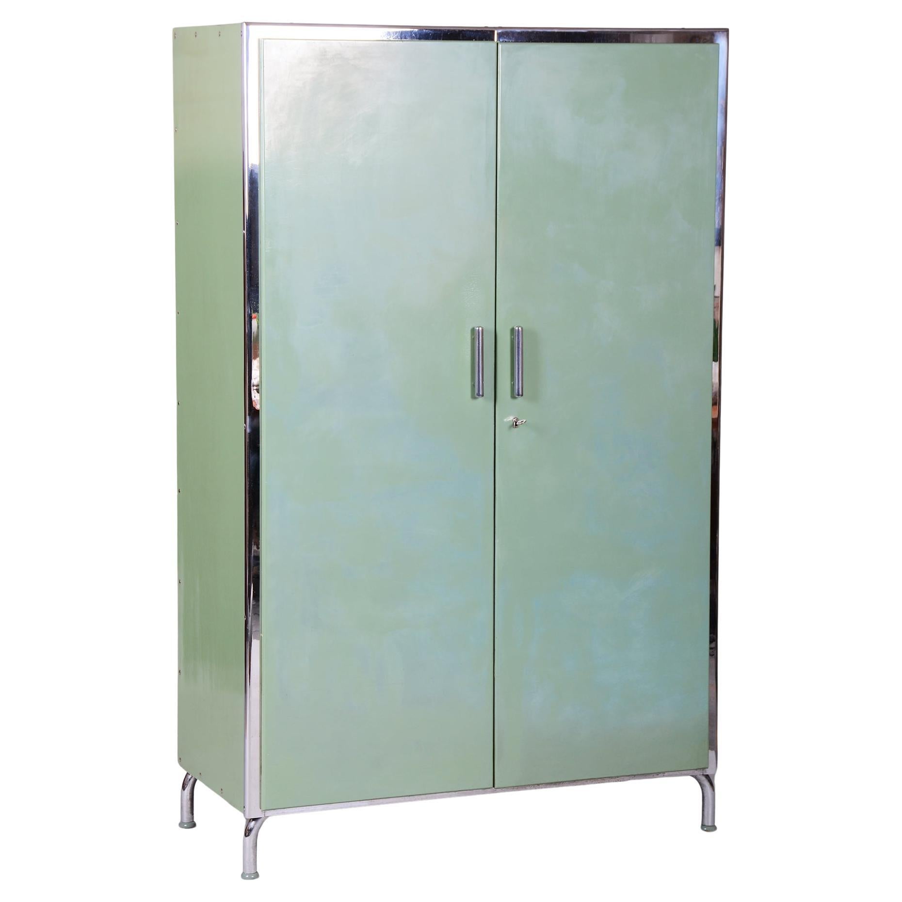 Restaurierter Bauhaus Kleiderschrank, von H.J.Hagemann für Slezak, Chrom, Tschechien, 1930er Jahre im Angebot