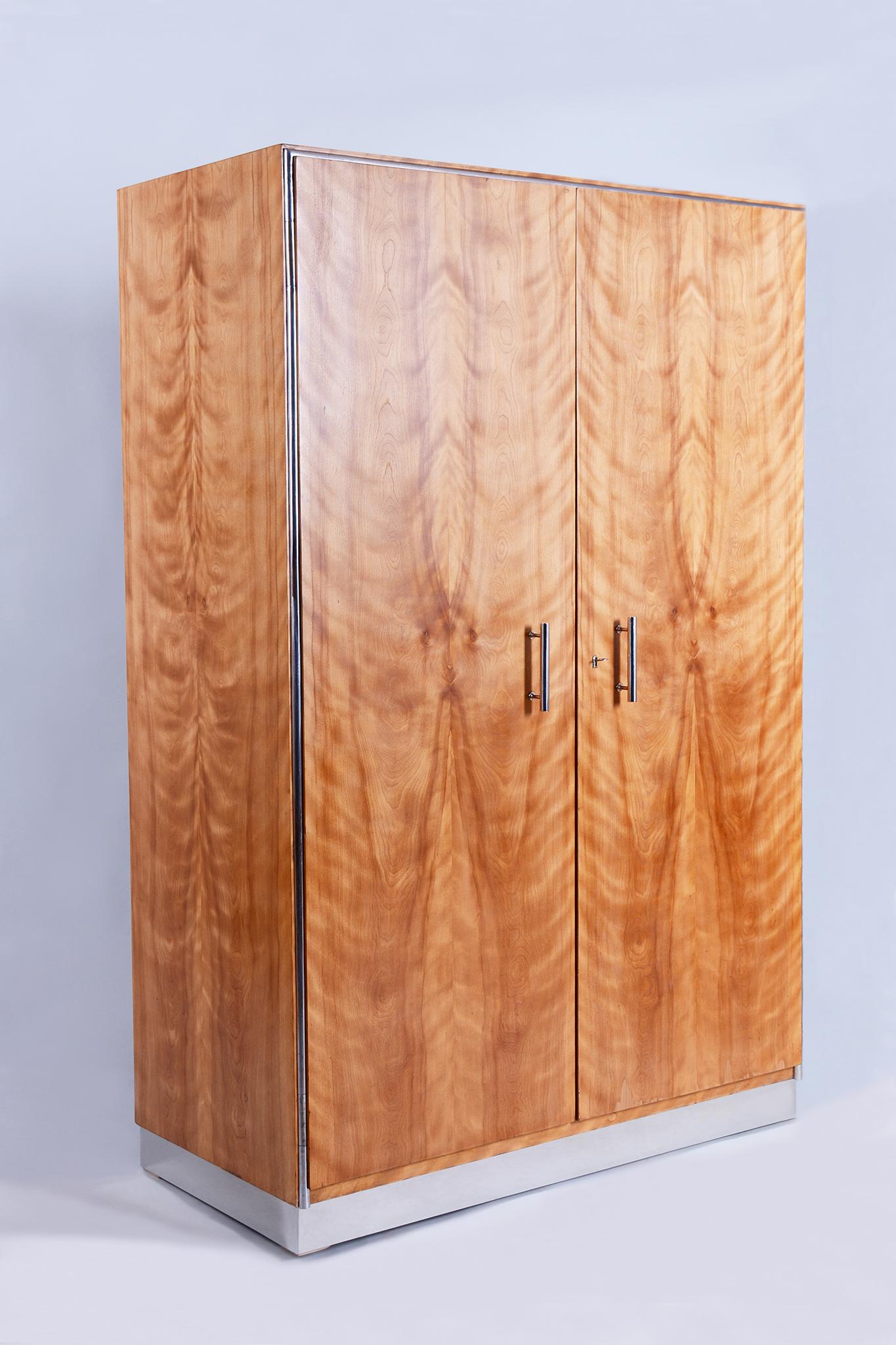 Dieser einzigartige Kleiderschrank im Bauhaus-Stil stammt aus der Tschechoslowakei aus den 1930er Jahren und ist ein Meisterwerk, das dem Architekten Hermann John Hagemann für den renommierten Hersteller Mücke Melder - Fryštát zugeschrieben