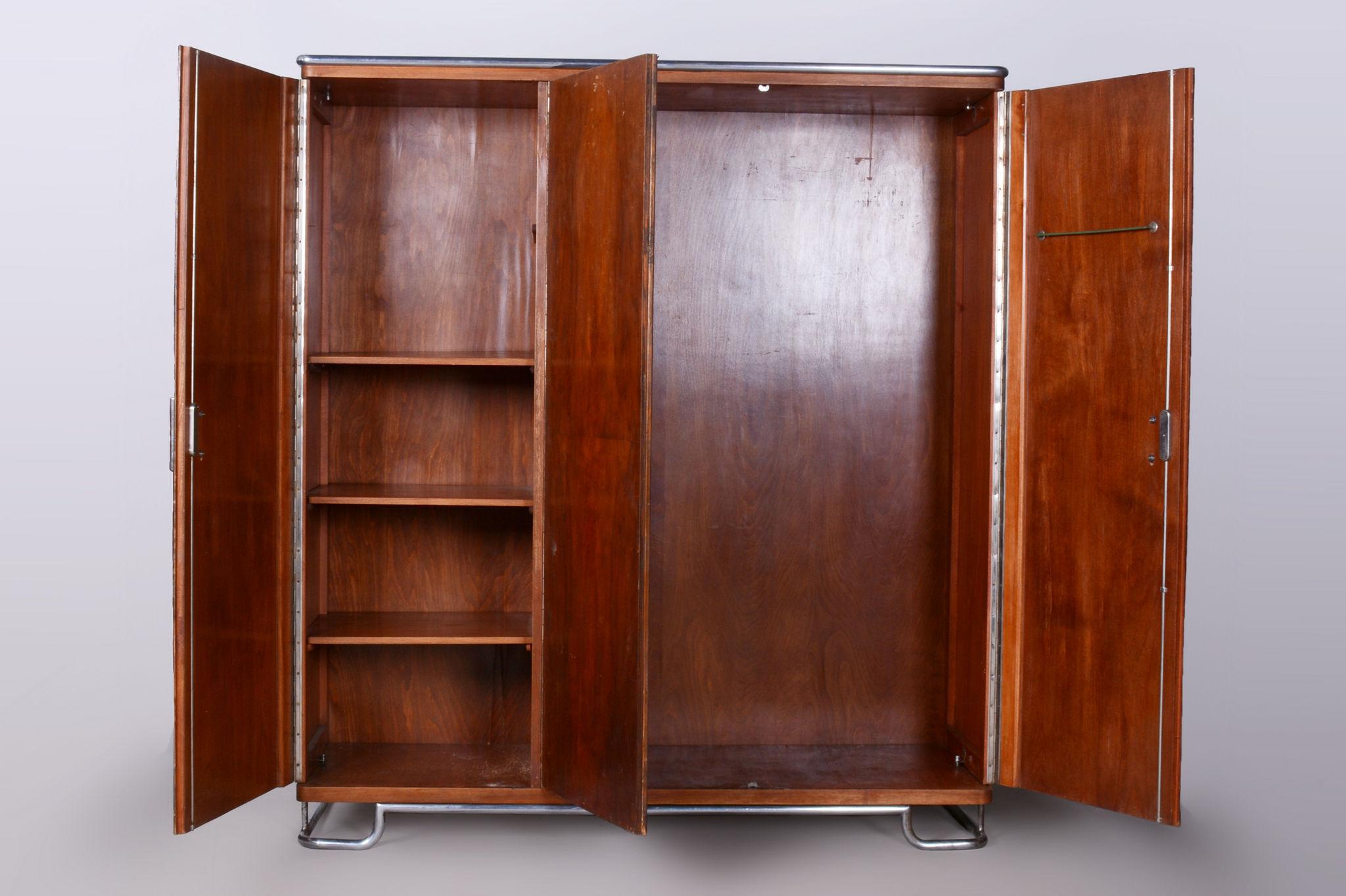 Restored Bauhaus Wardrobe, by Hynek Gottwald, Walnut, Chrome, Czech, 1930s In Good Condition For Sale In Horomerice, CZ