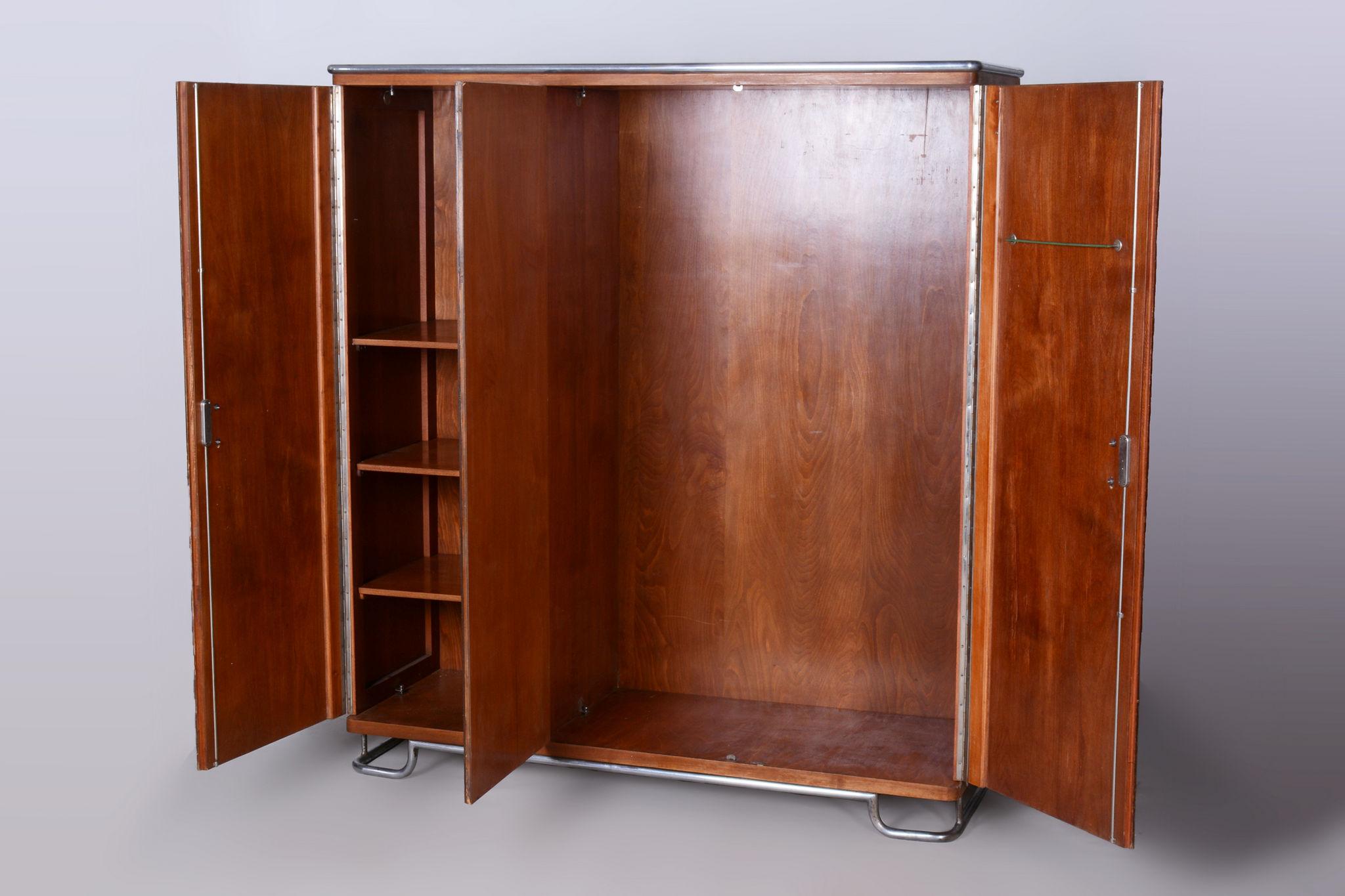 Restored Bauhaus Wardrobe, by Hynek Gottwald, Walnut, Chrome, Czech, 1930s For Sale 3